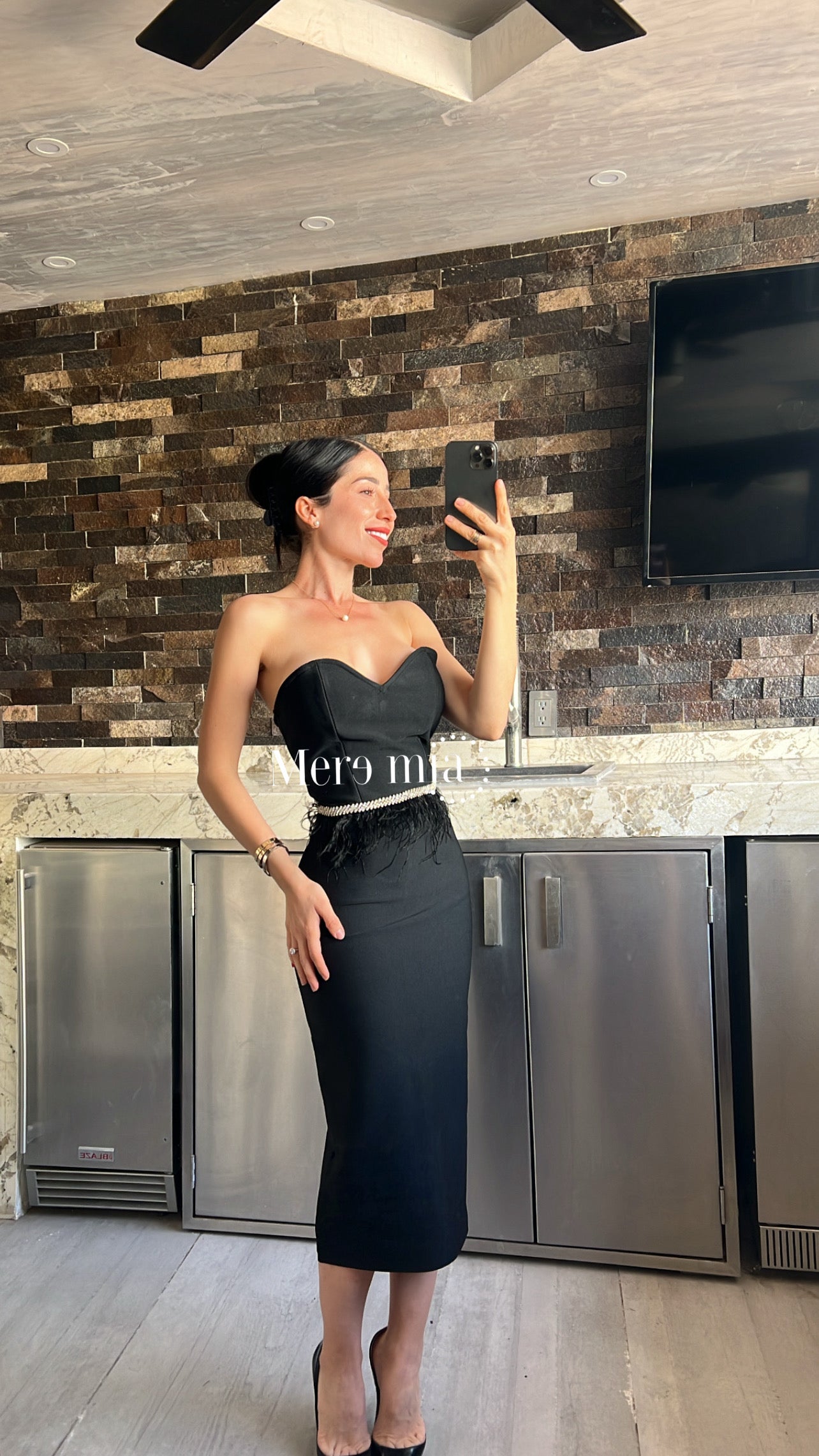 Vestido negro strapless  plumas