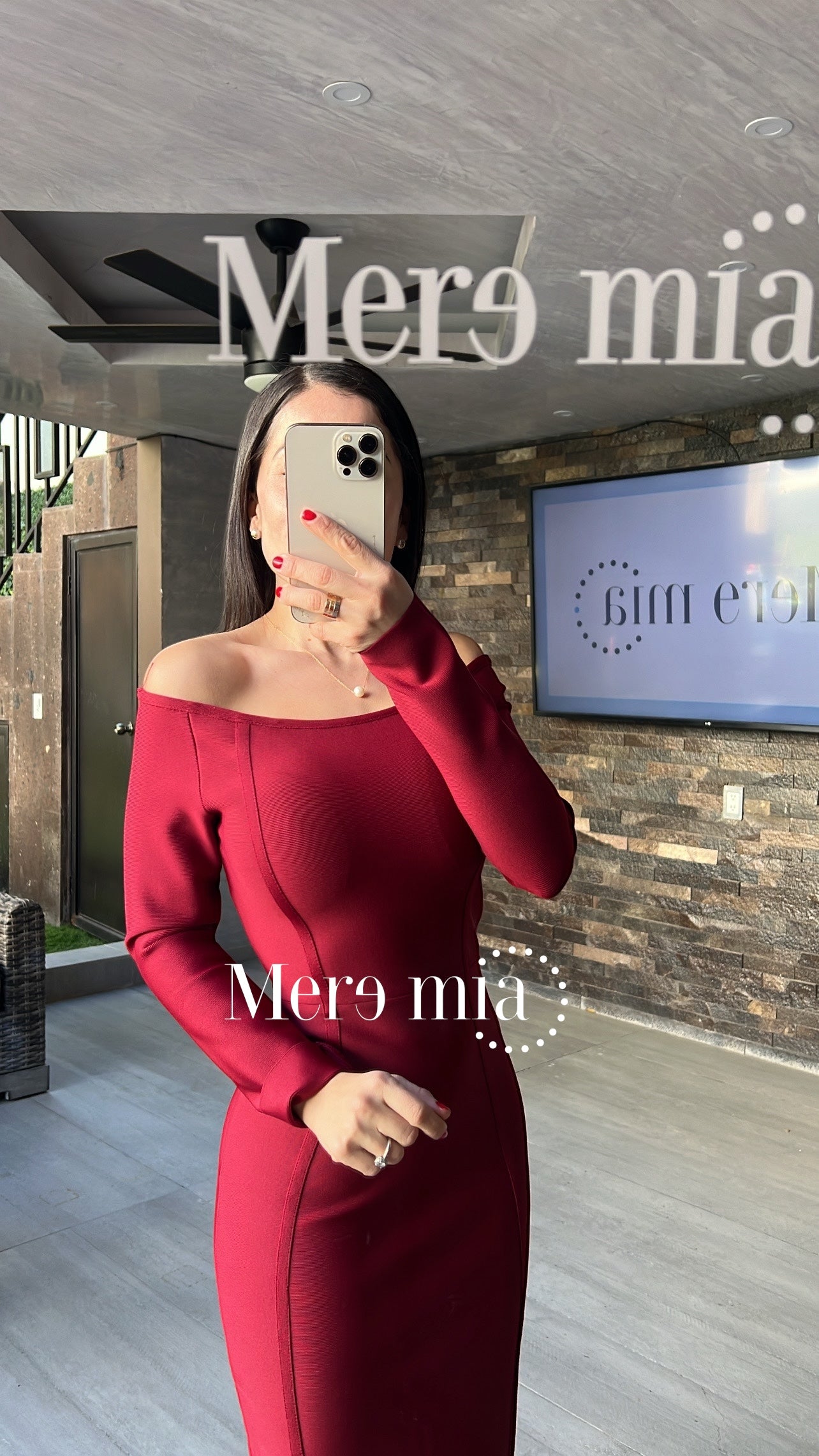 Vestido tinto hombros