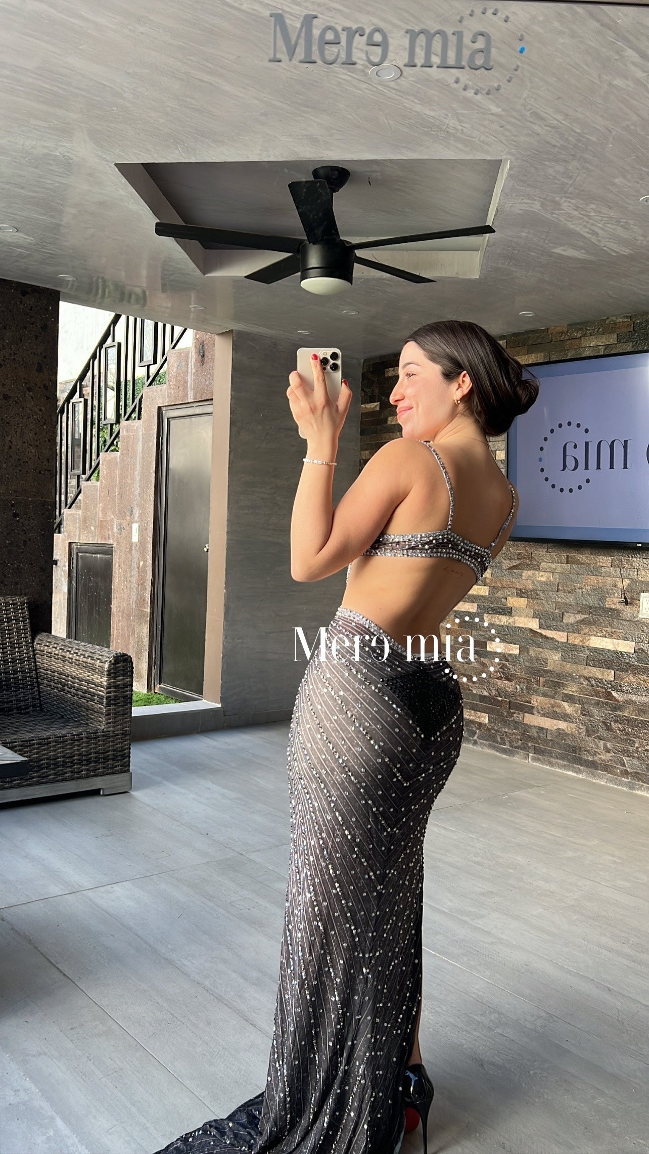 Vestido perlas abertura largo negro