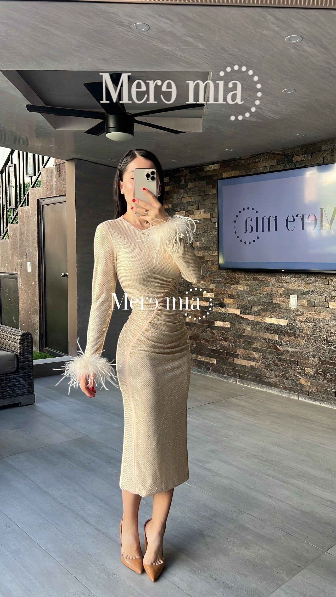 Vestido nude puntos plumas