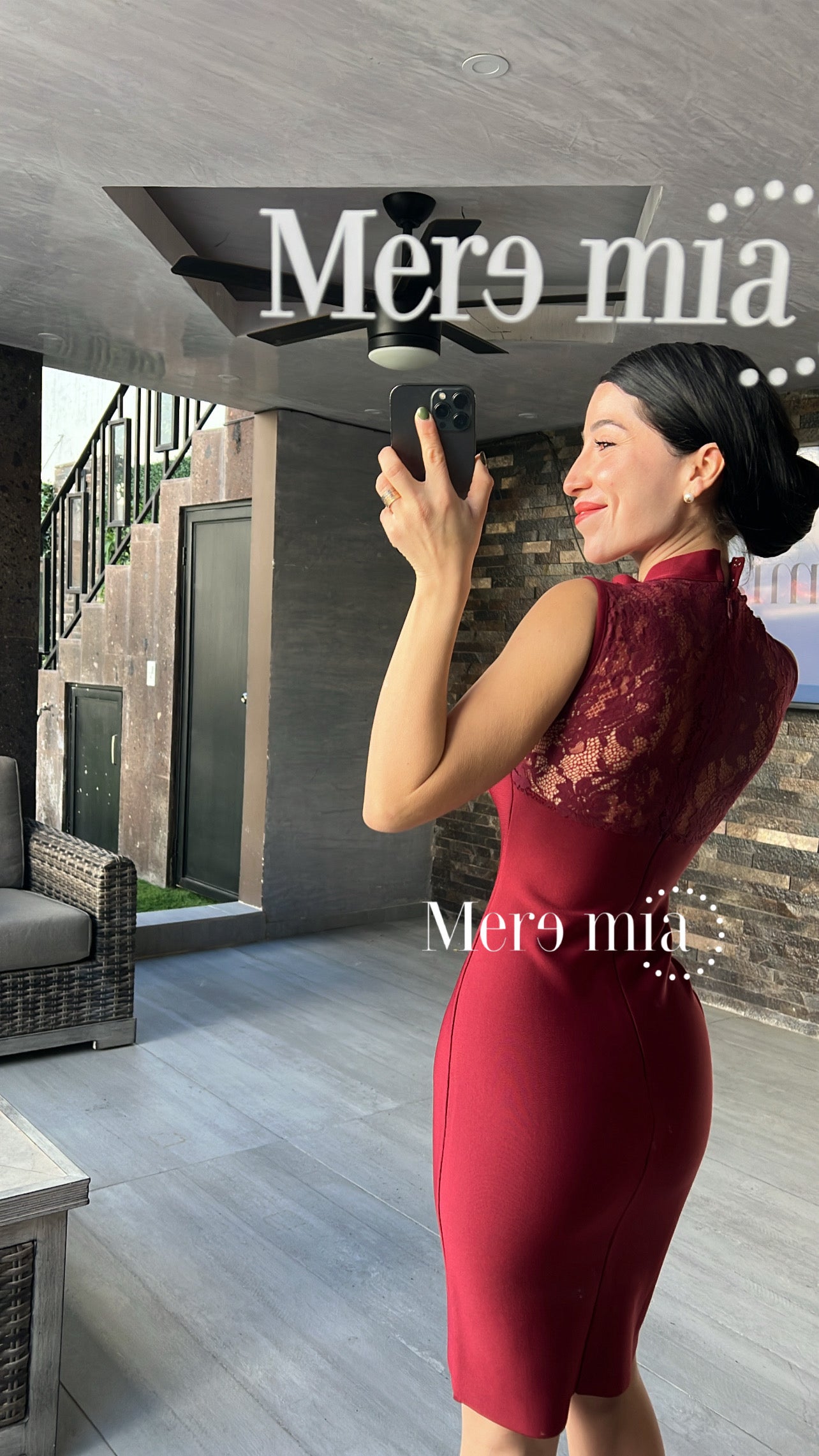 Vestido tinto cuello encaje