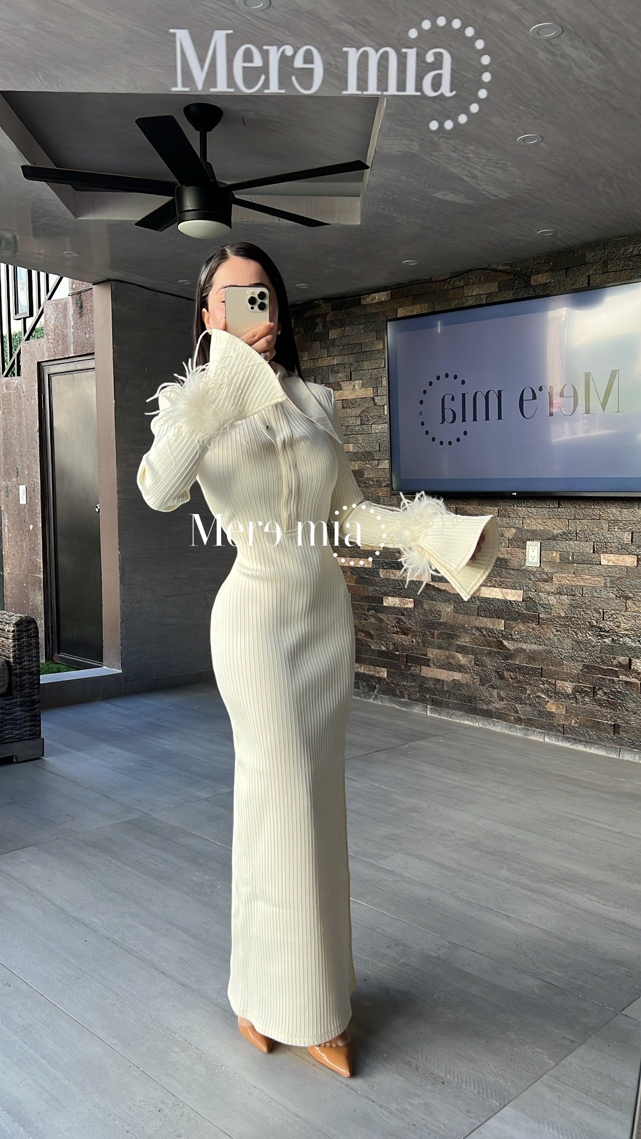 Vestido beige claro cuello