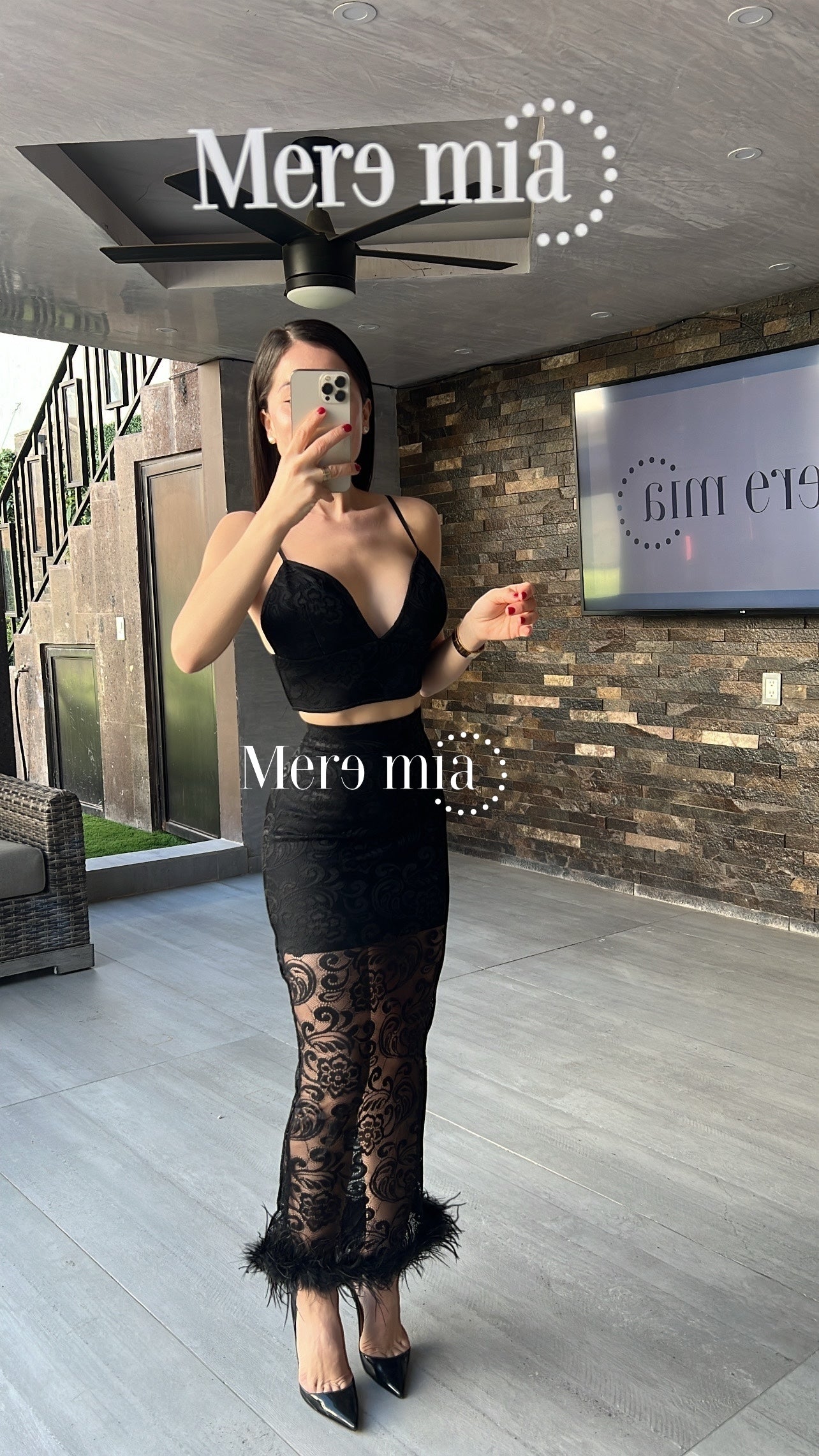 Conjunto negro encaje plumas