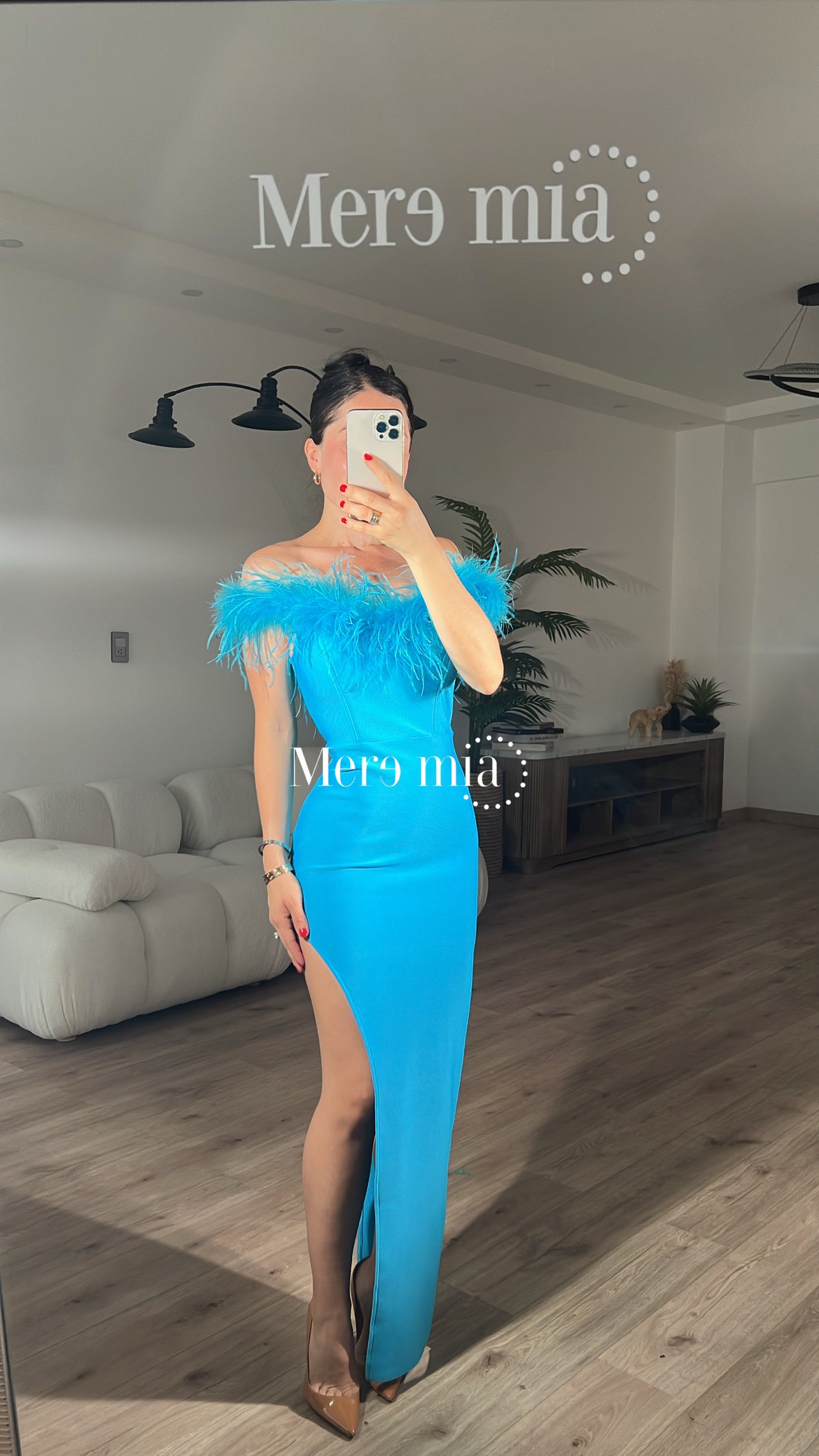 Vestido azul hombros plumas