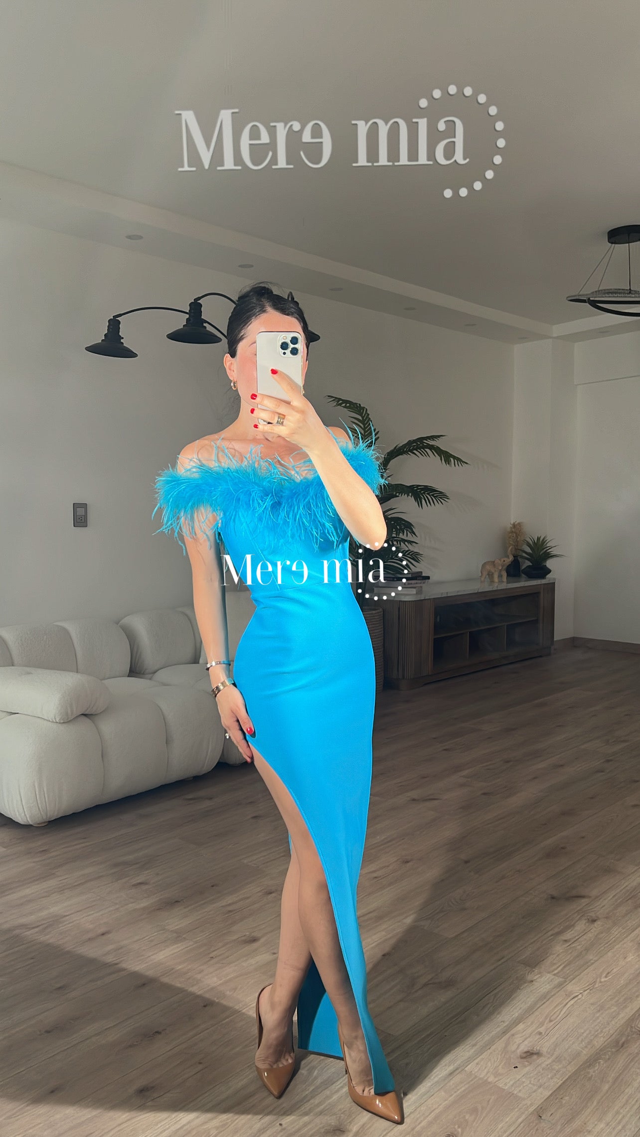 Vestido azul hombros plumas