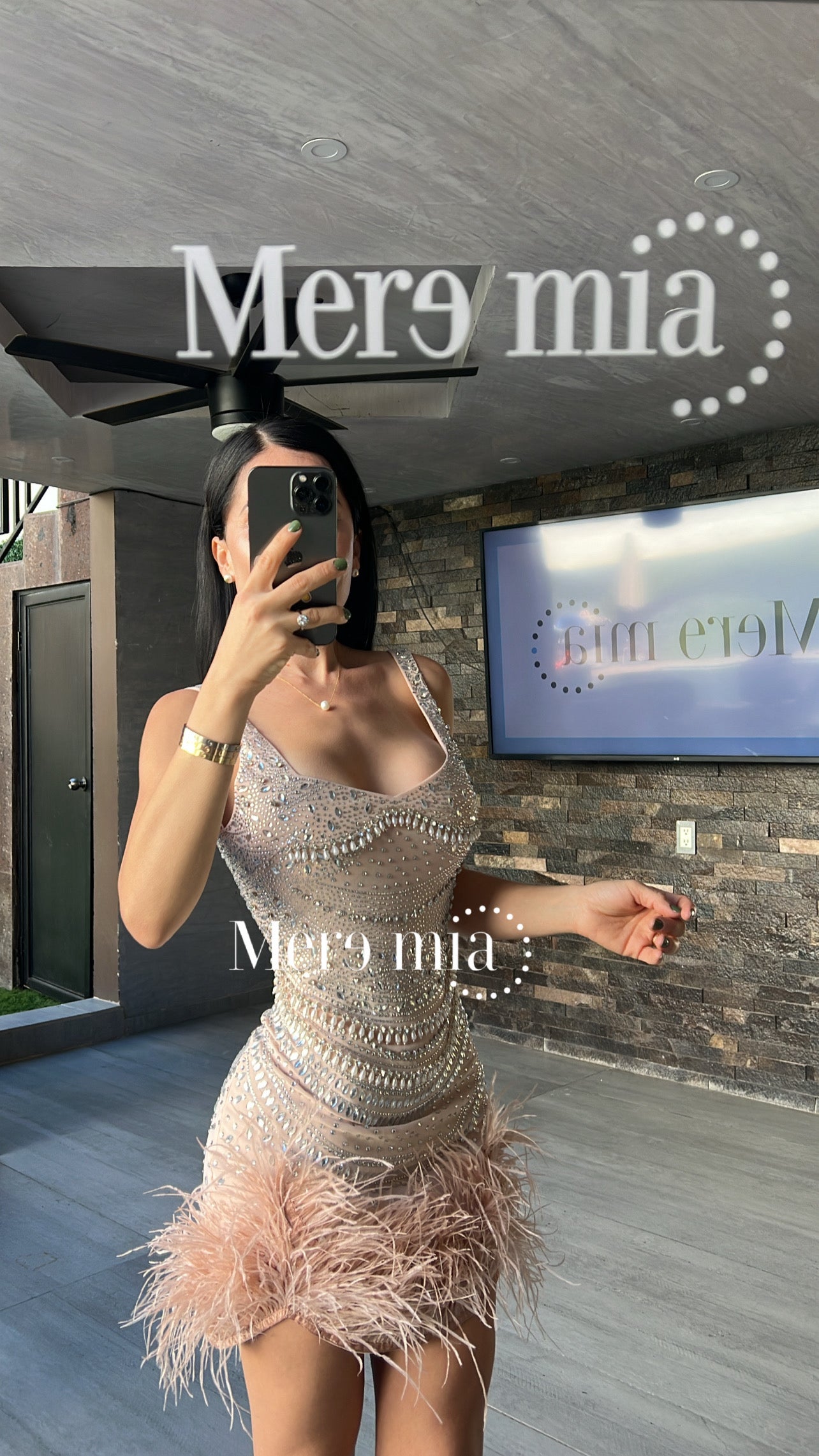 Vestido pedrería plumas corto