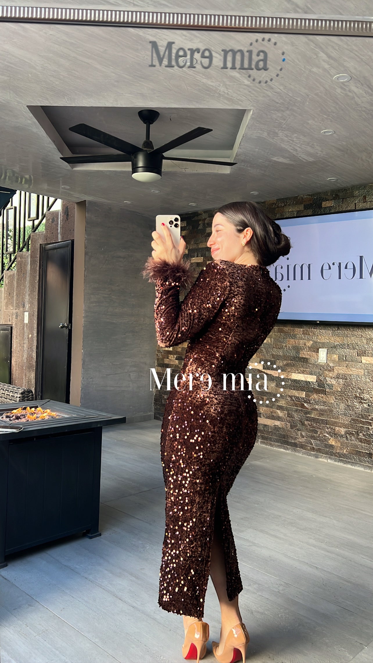 Vestido café lent plumas