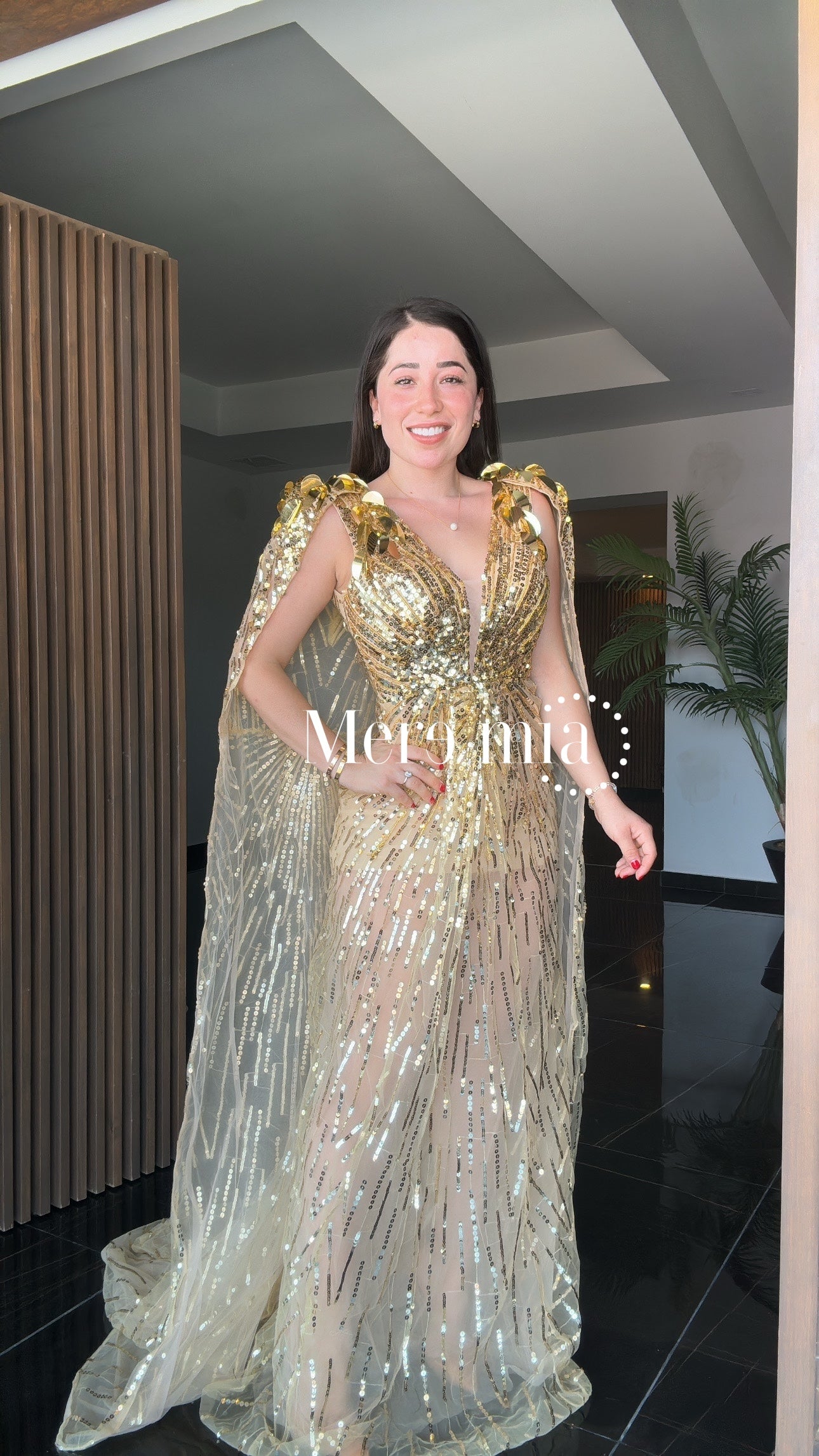 Vestido dorado capa larg