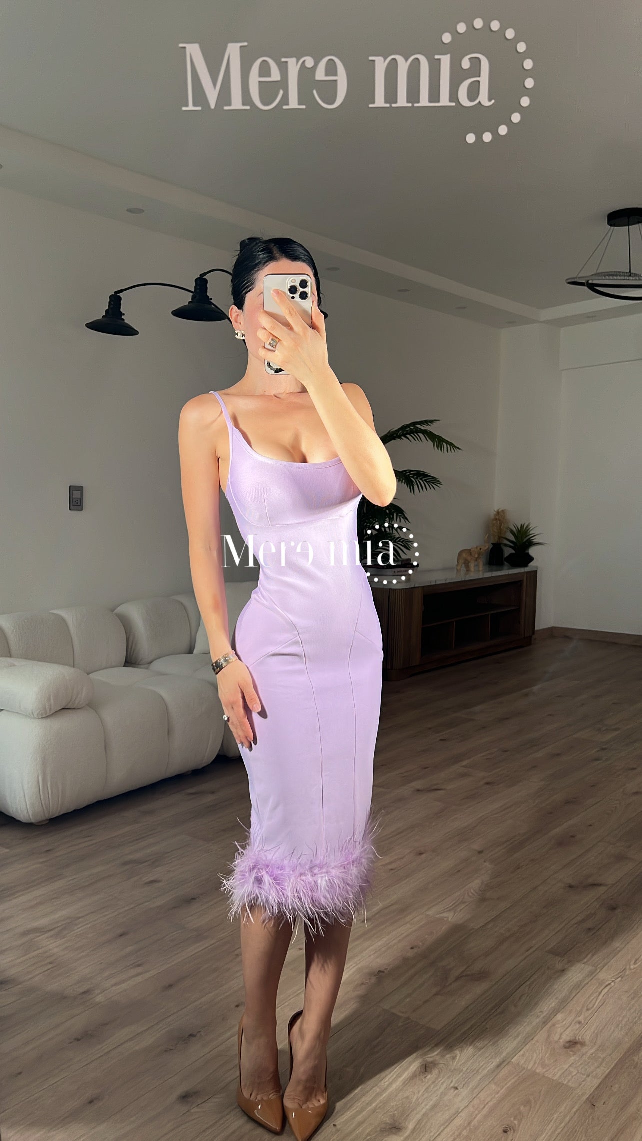 Vestido lila con plumas