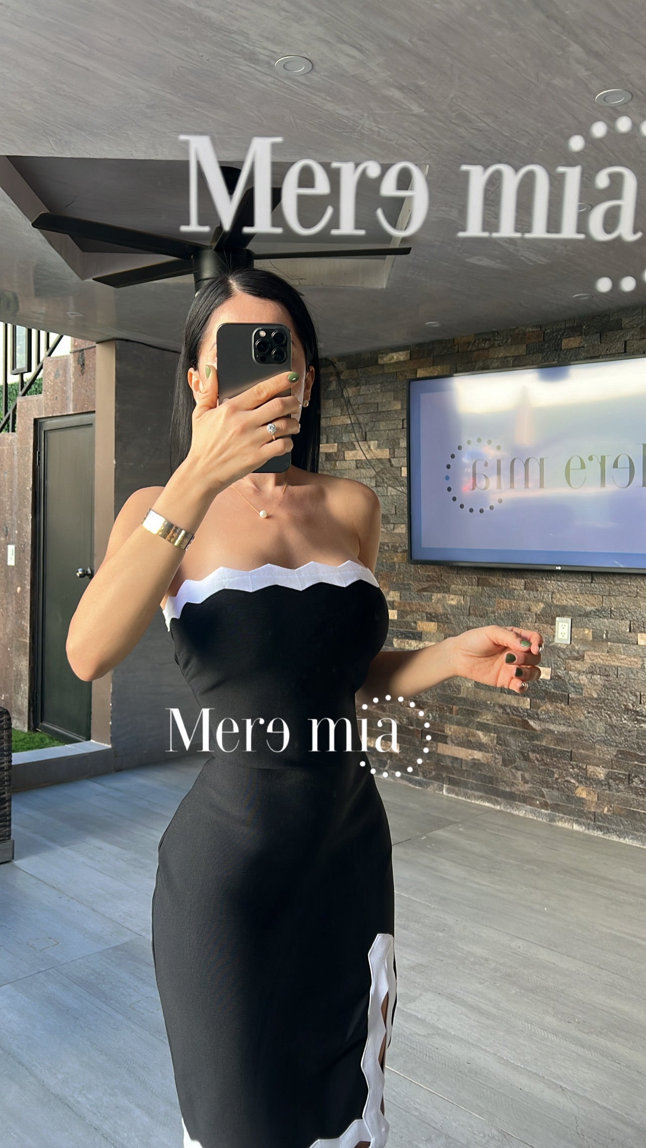 Vestido negro ruff blanco