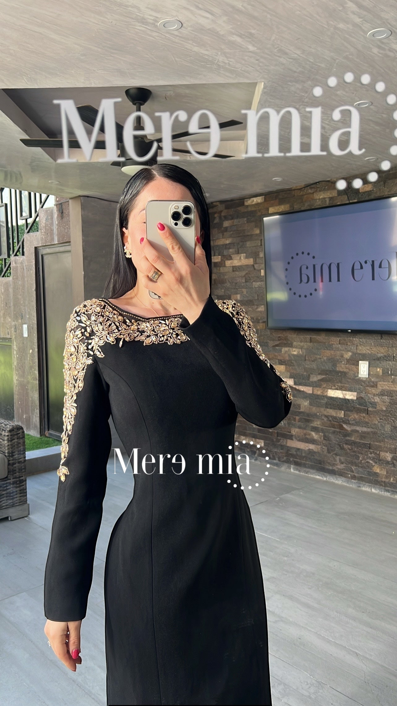 Vestido negro dorado hombros