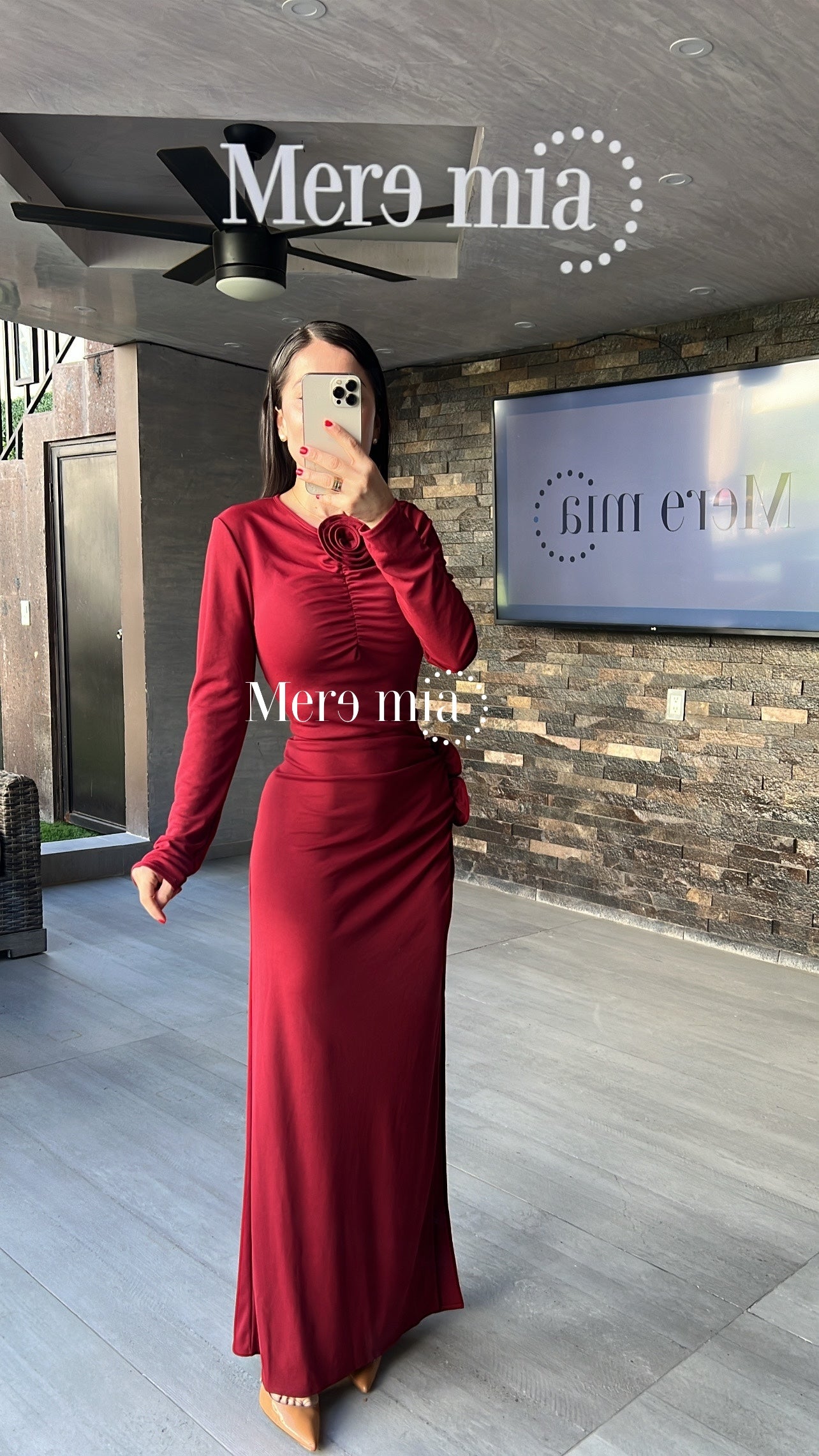 Vestido tinto flor plisado