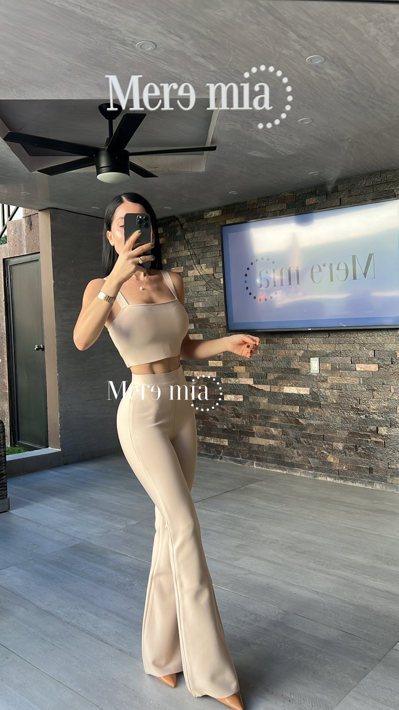 Pantalón beige acampanado