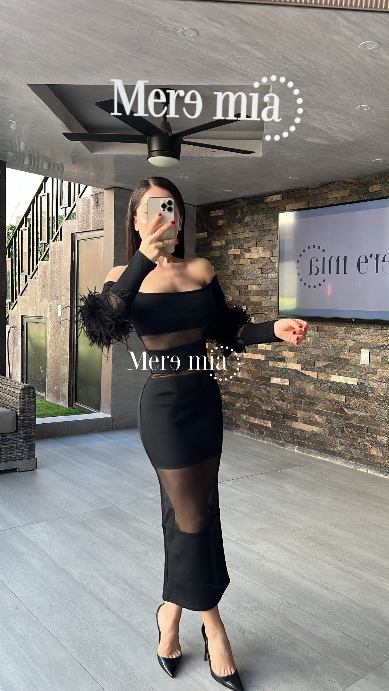 Vestido negro plumas codos