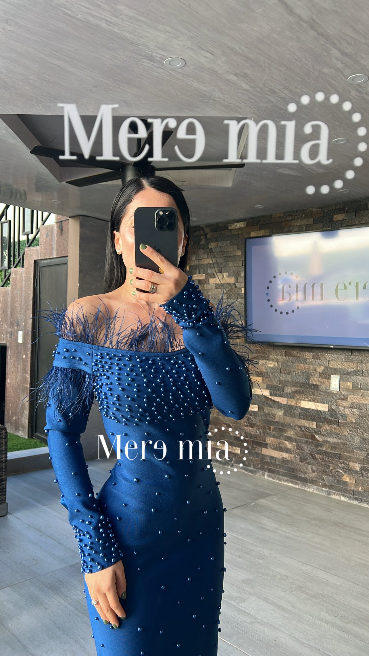 Vestido perlas azul plumas