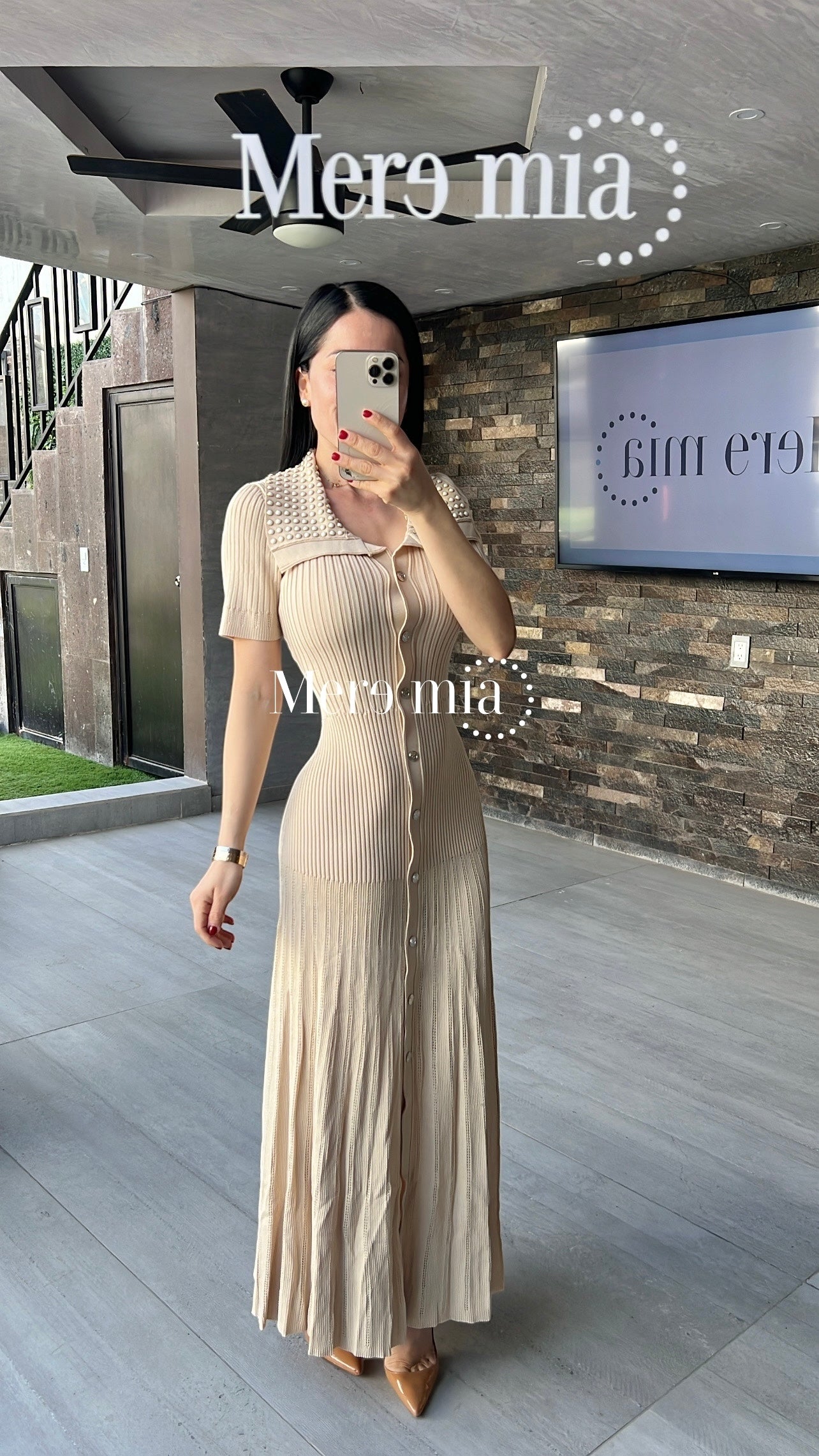 Vestido beige apl cuello