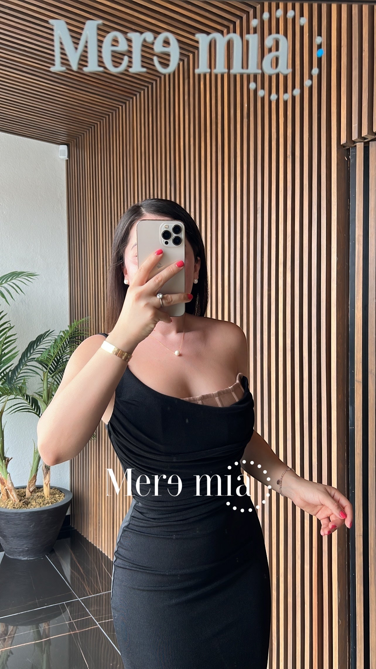 Vestido negro plisado hombro