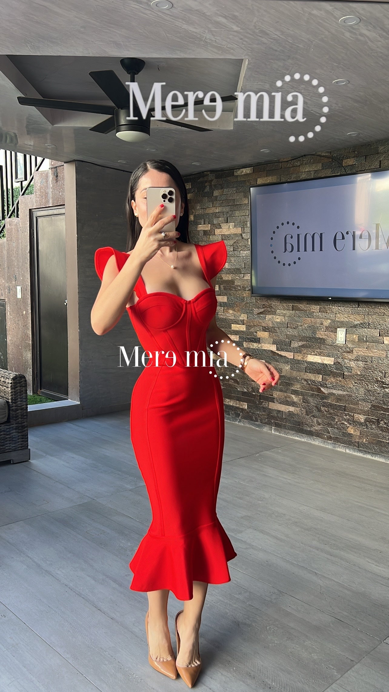 Vestido rojo olan abajo