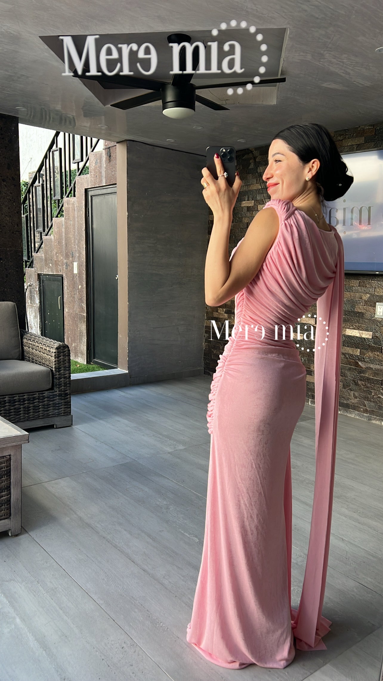 Vestido broche capa plisado