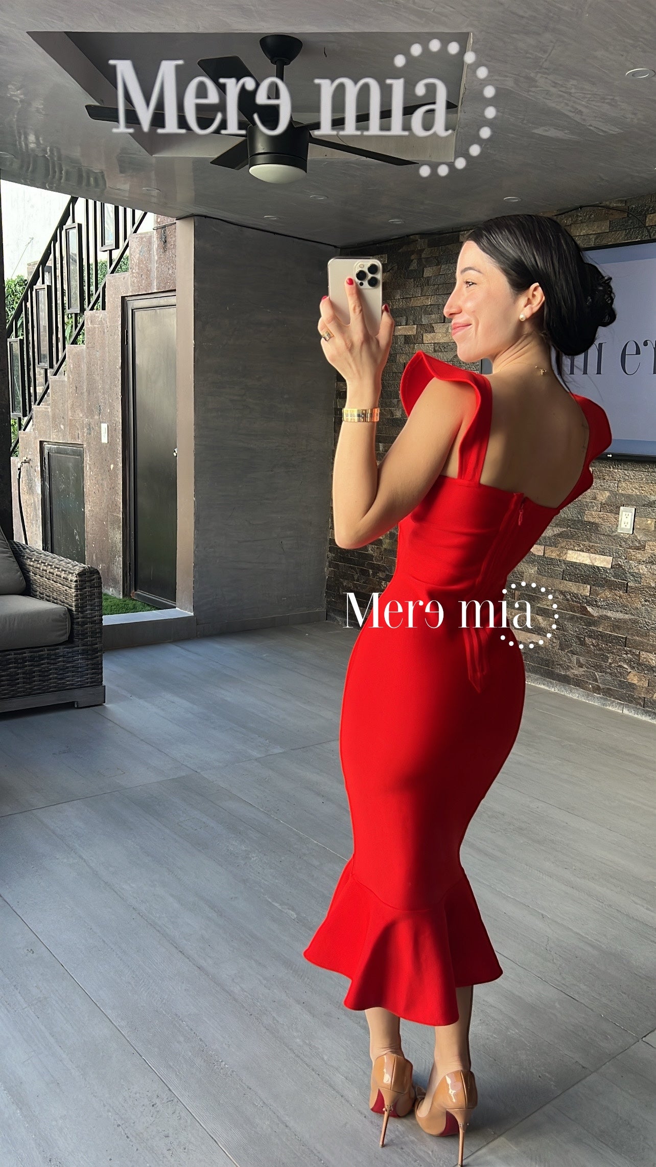 Vestido rojo olan abajo