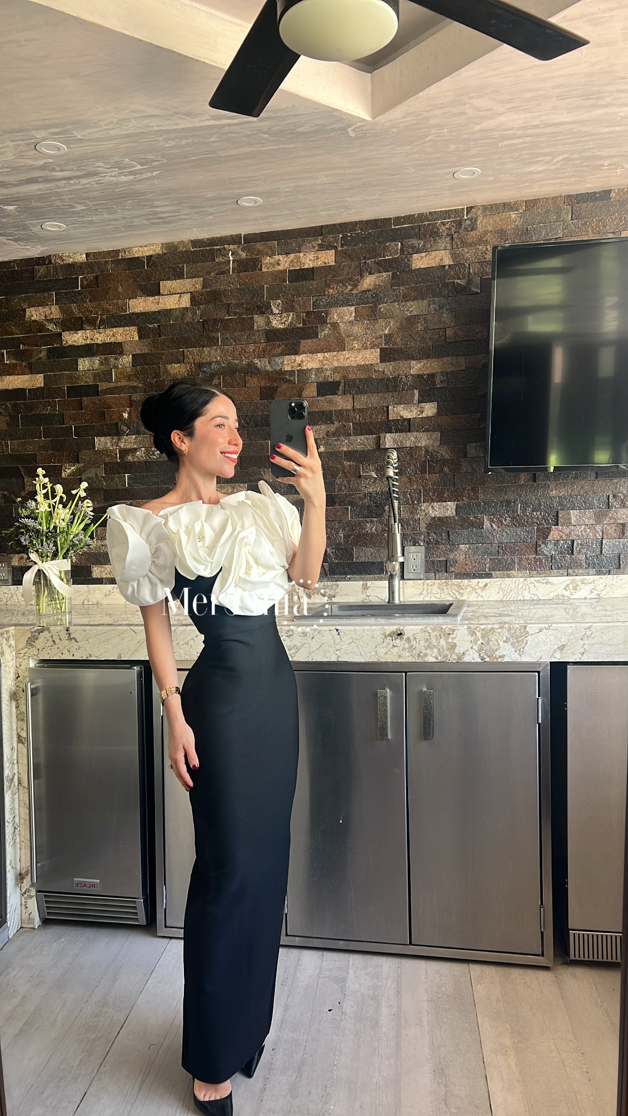 Vestido negro flores en hombros