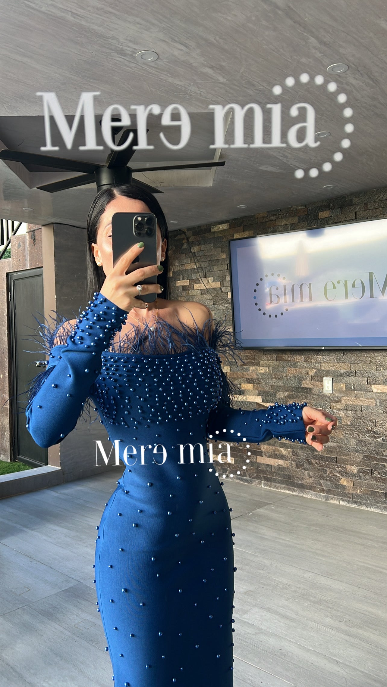 Vestido perlas azul plumas