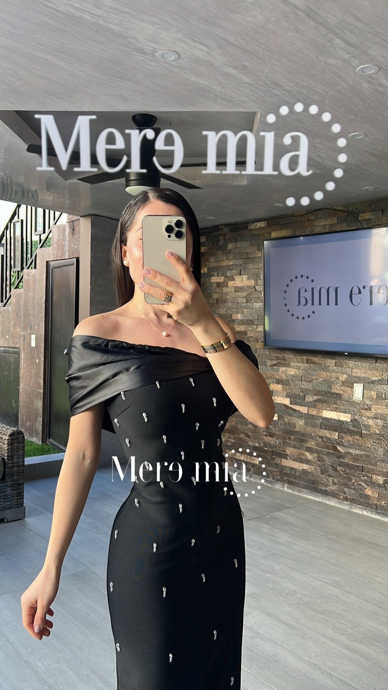 Vestido negro olan sat hombros