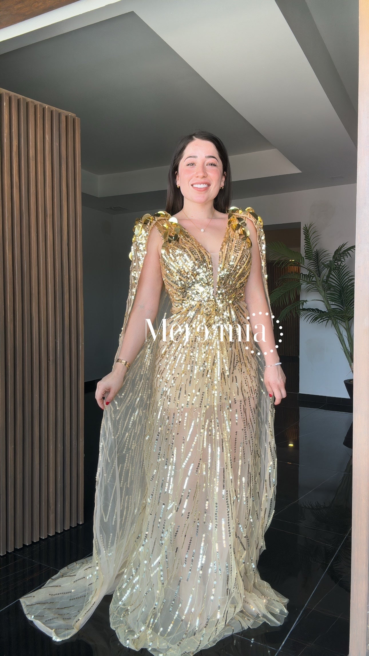 Vestido dorado capa larg