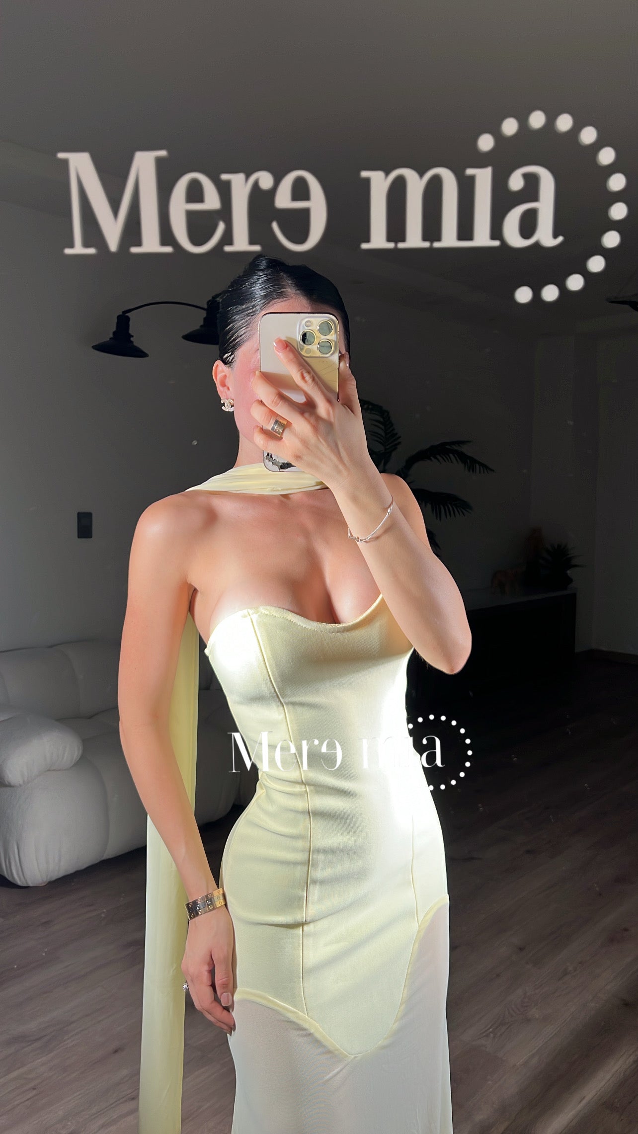 Vestido amarillo cuello