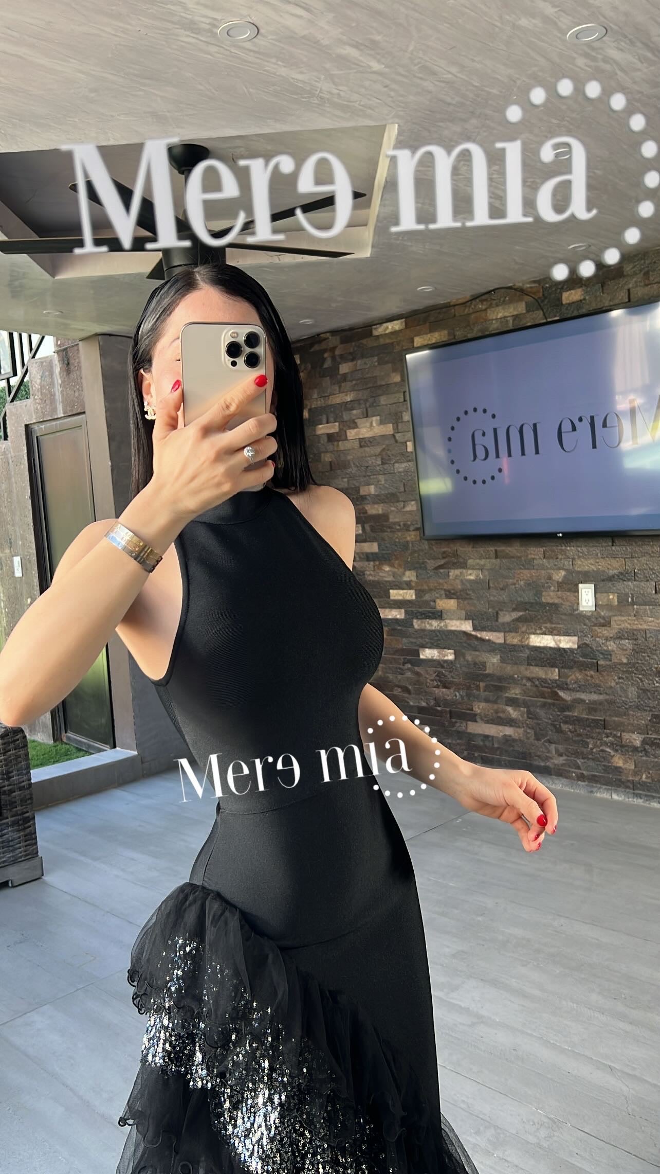 Vestido negro plumas asim