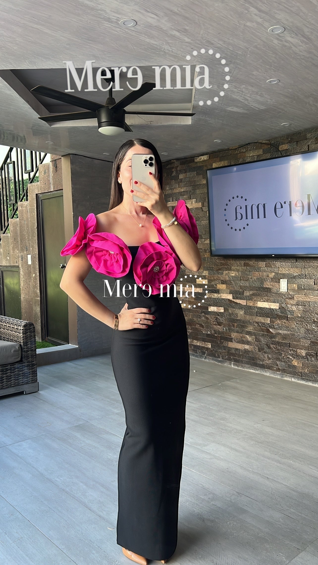 Vestido negro flores en hombros