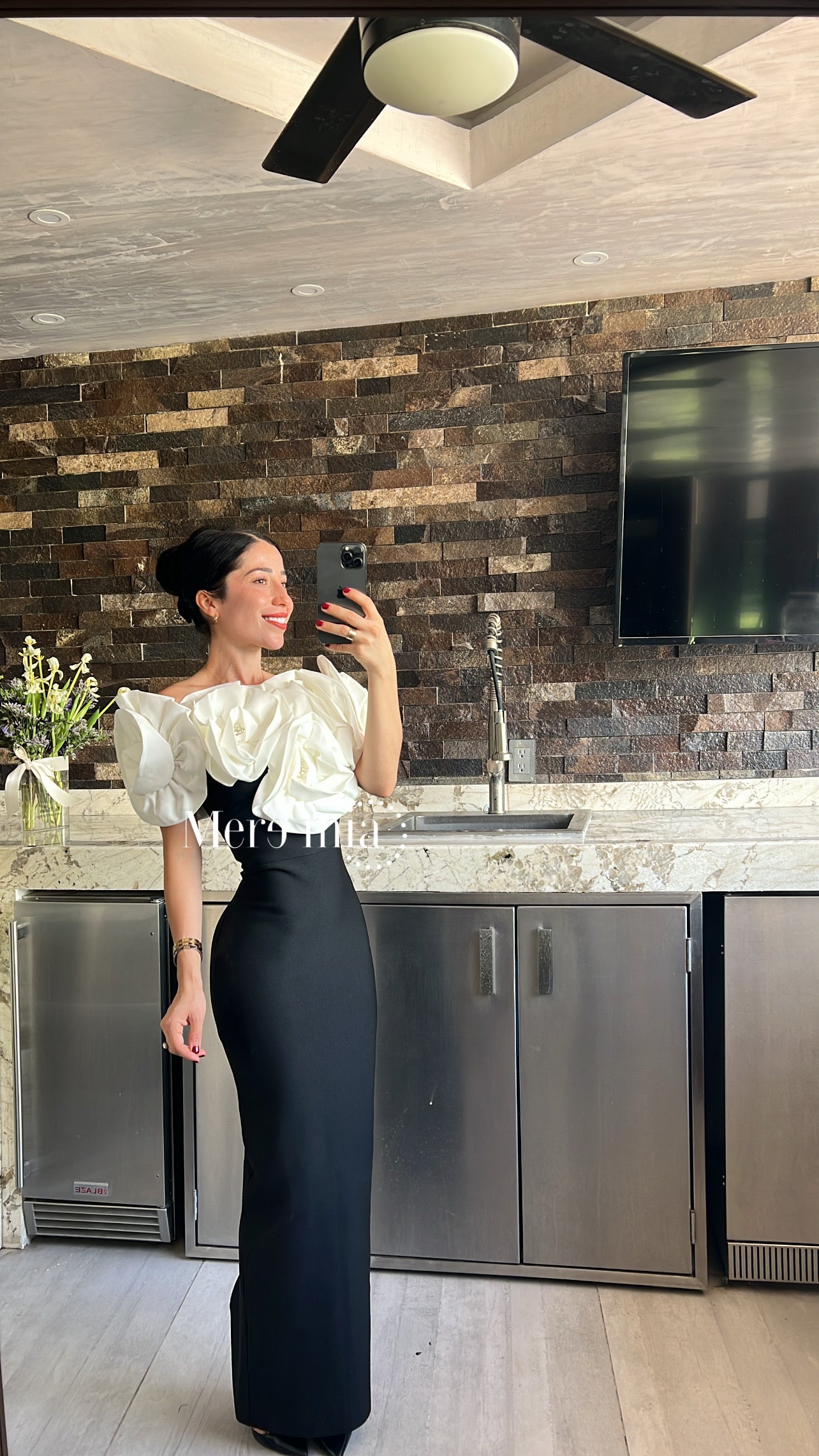 Vestido negro flores en hombros