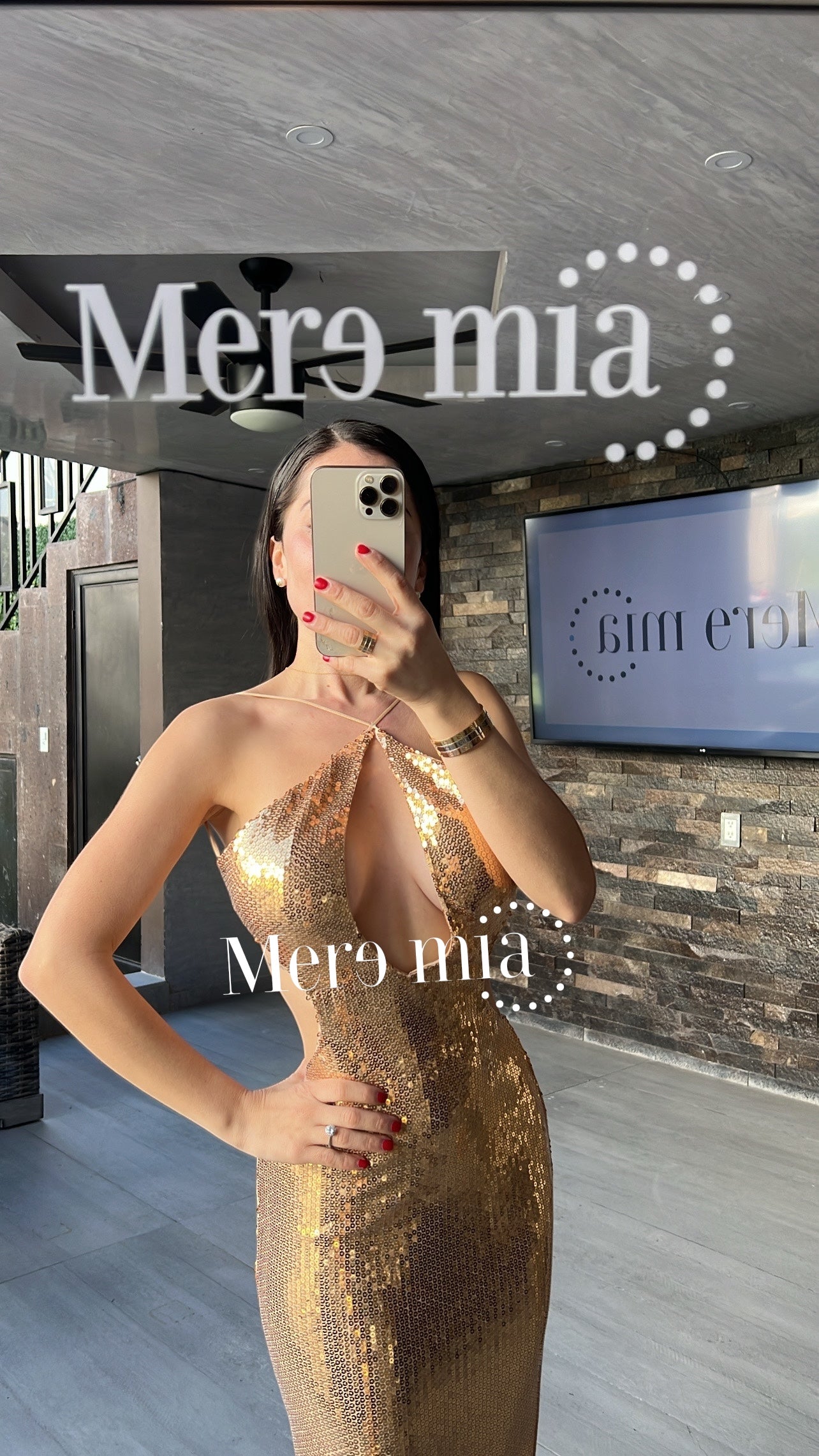 Vestido dorado abertura pecho