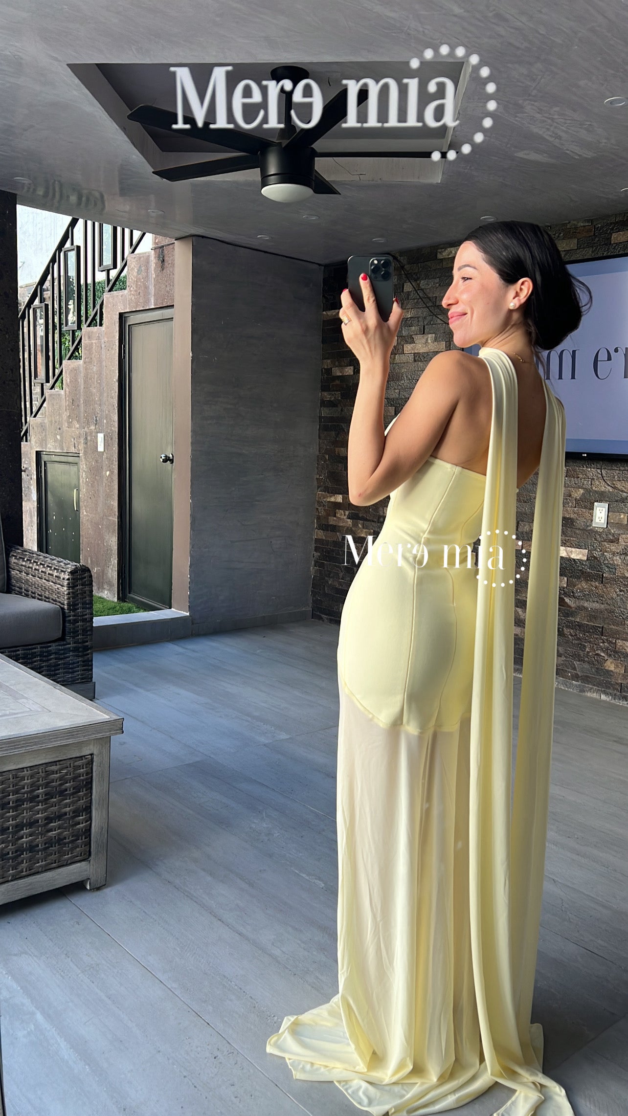 Vestido amarillo cuello