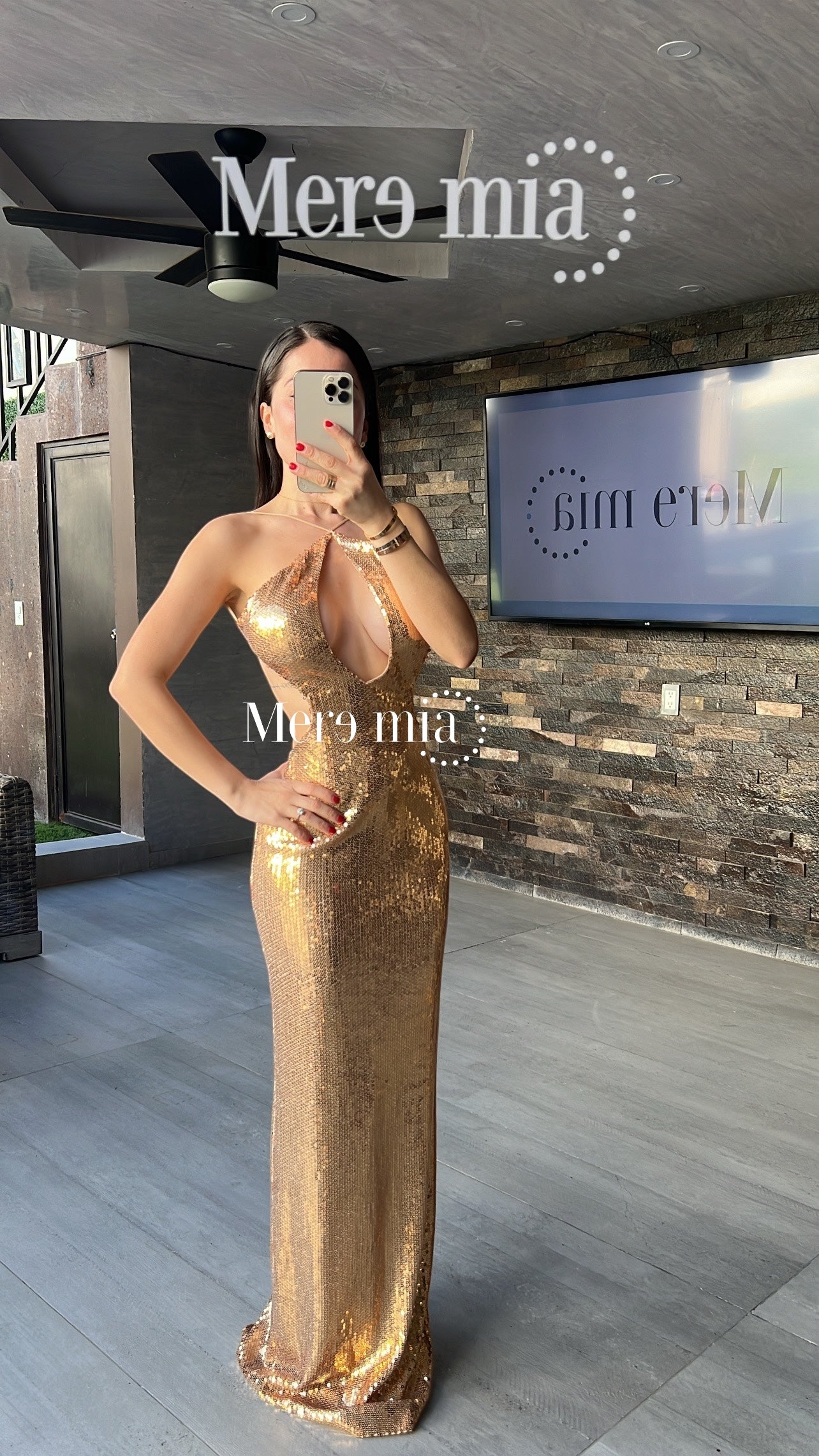 Vestido dorado abertura pecho