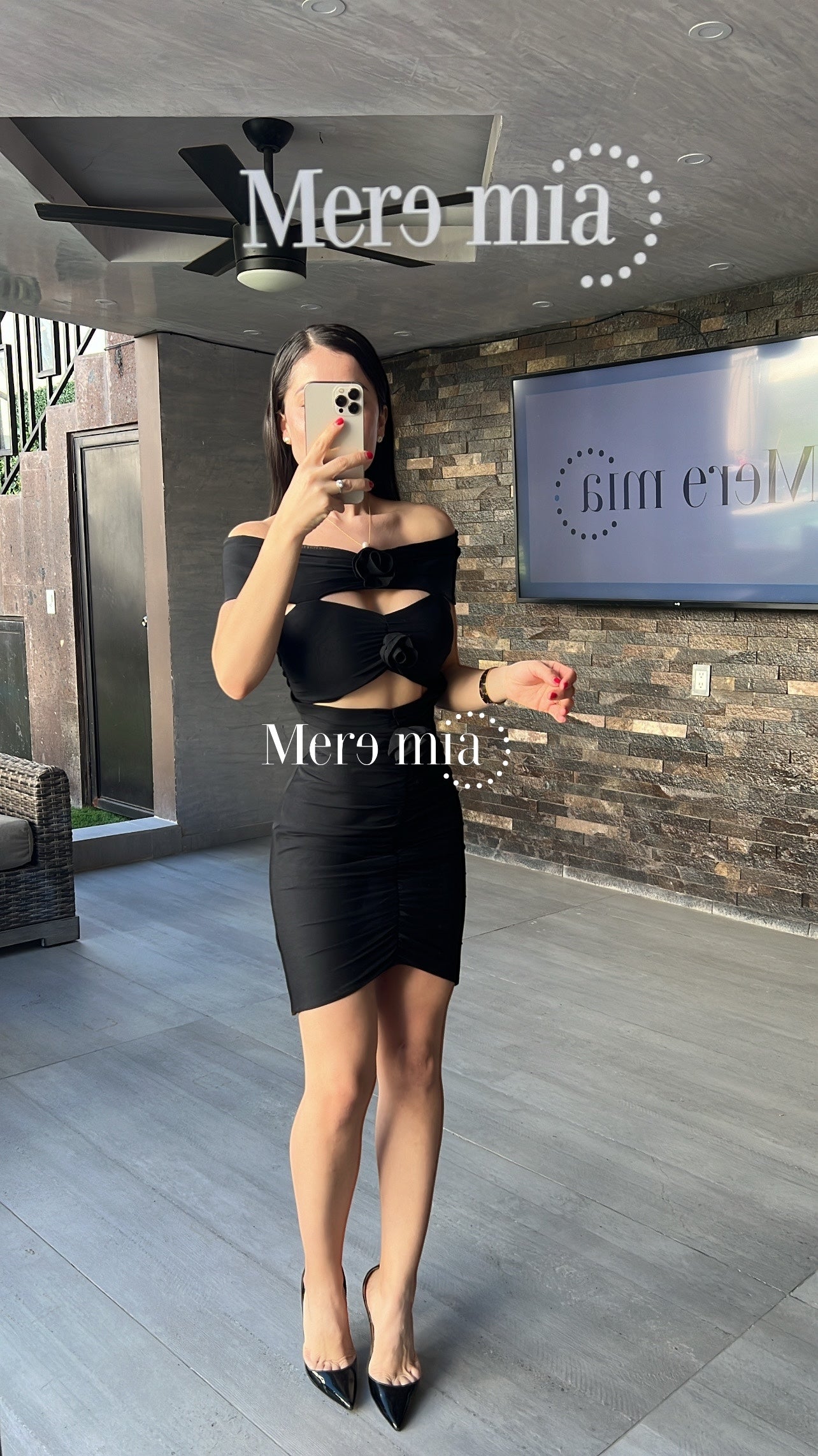 Vestido negro plisado flores corto