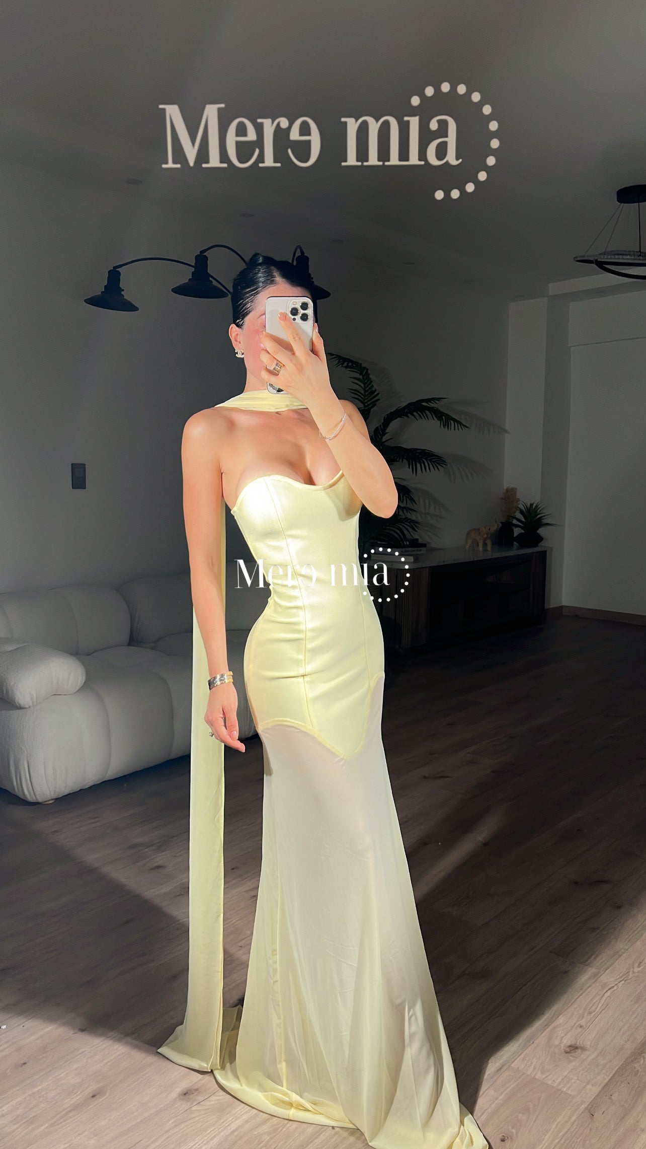 Vestido amarillo cuello