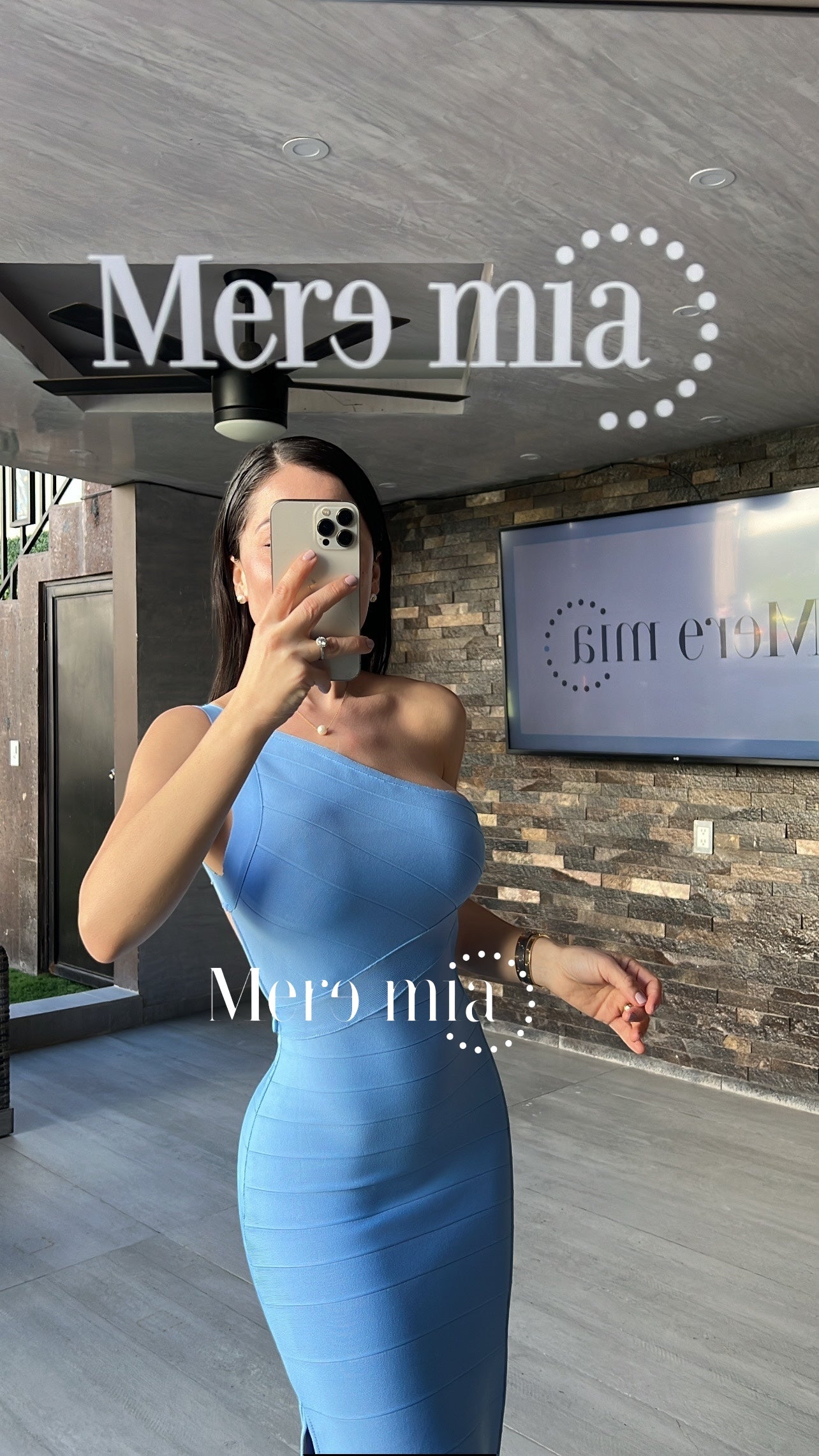 Vestido azul hombro rayado