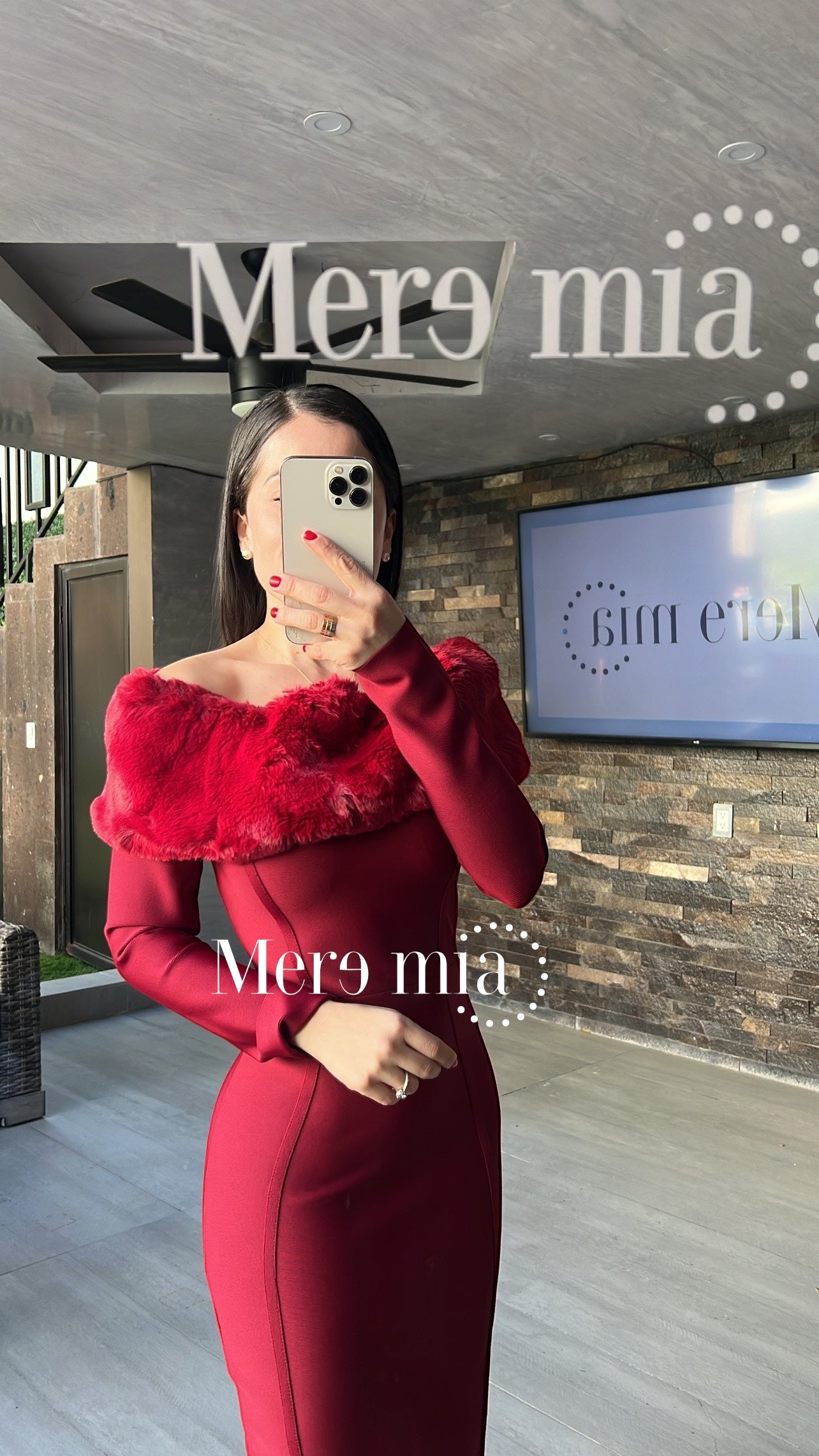 Vestido tinto hombros