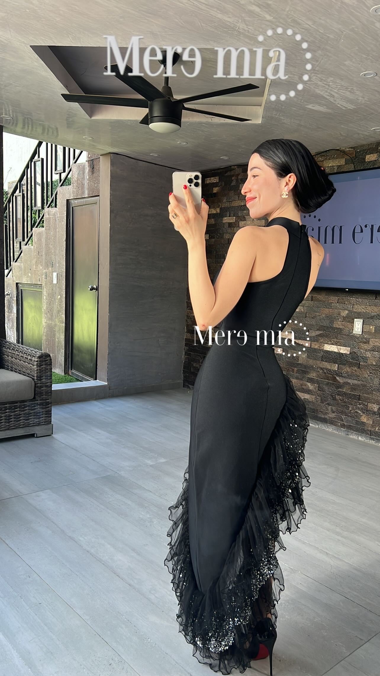 Vestido negro plumas asim