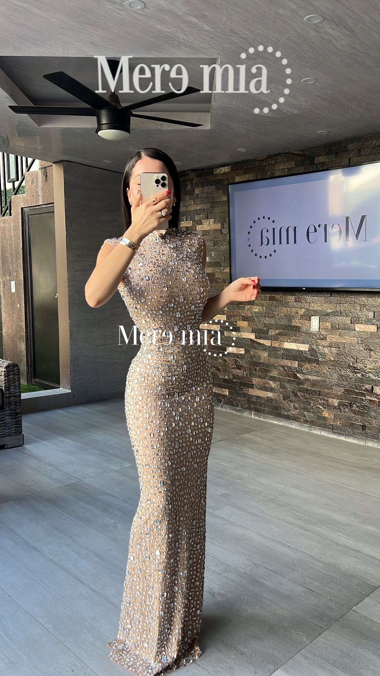 Vestido aplicaciones cuello nude