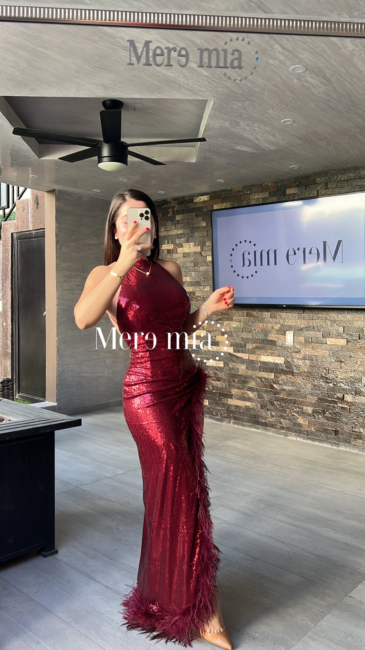 Vestido lent tinto plumas