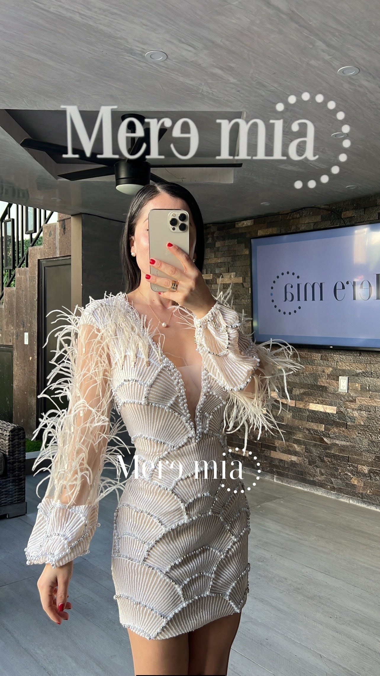 Vestido beige plumas