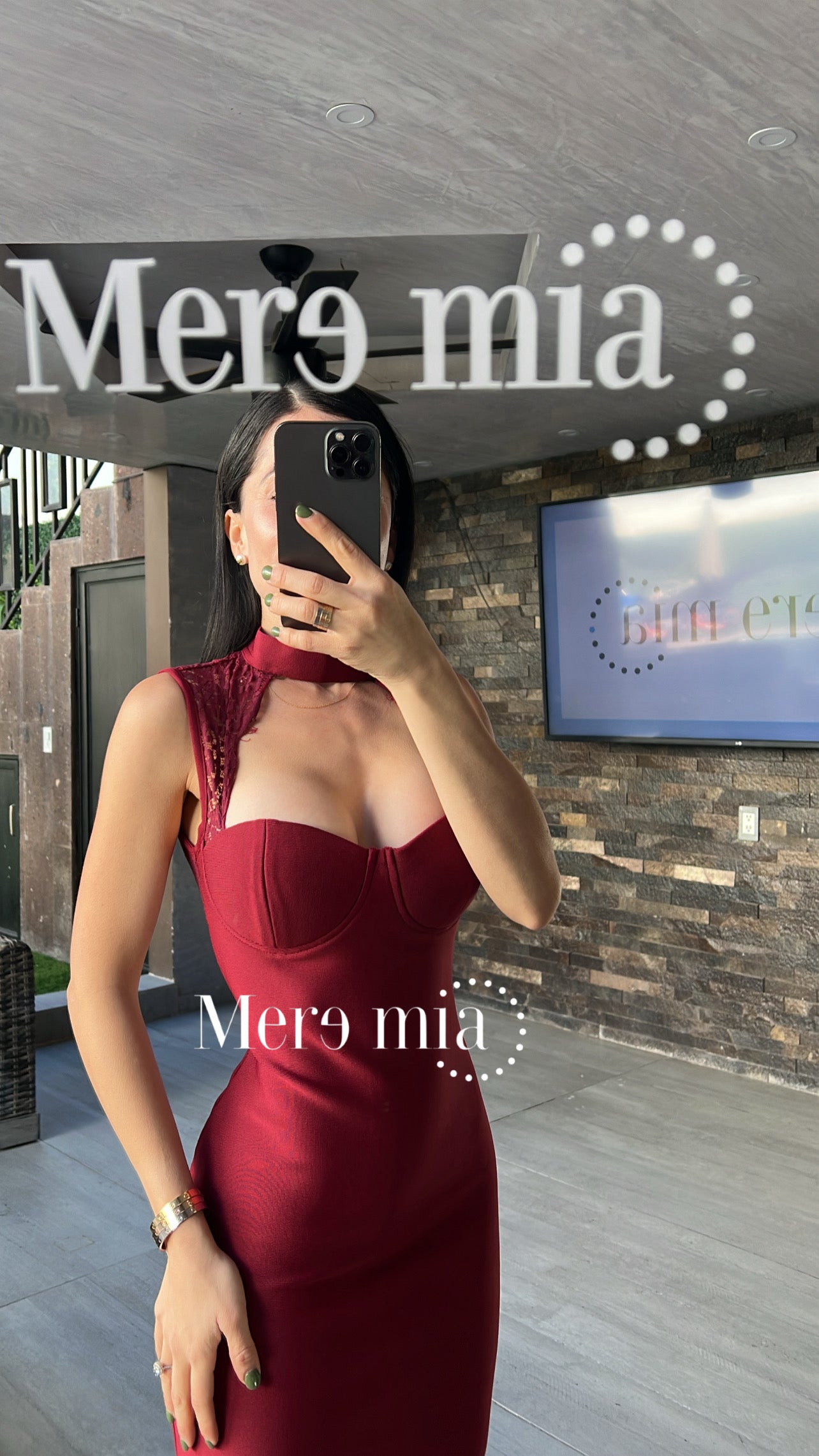 Vestido tinto cuello encaje