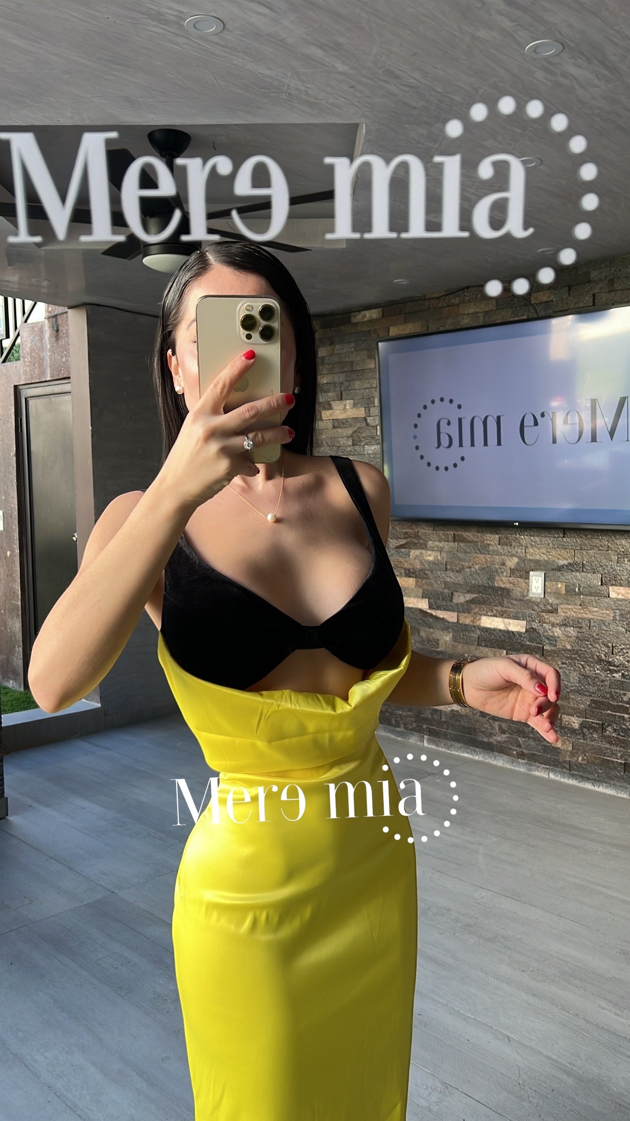 Vestido amarillo copas negro