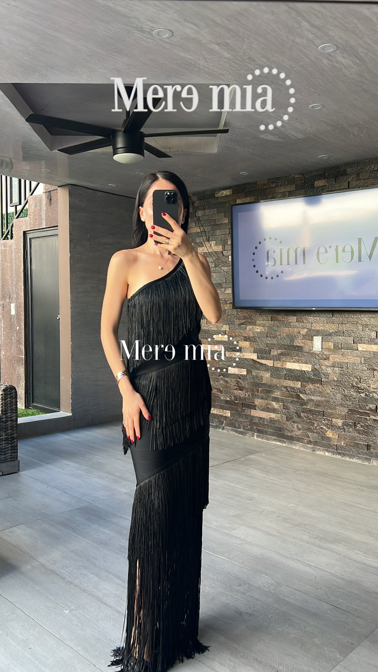 Vestido negro hombro barbas