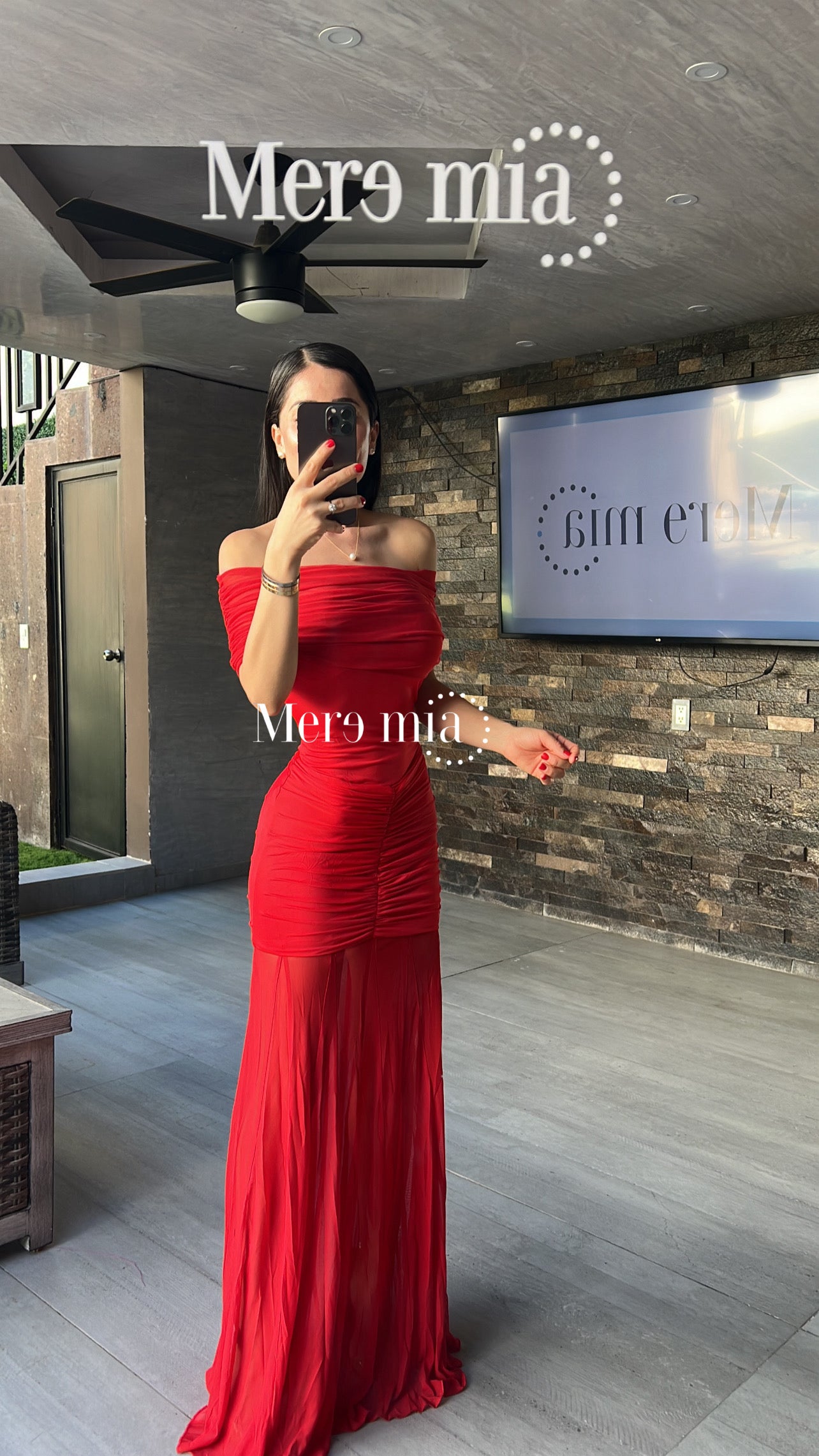 Vestido rojo plisado hombros