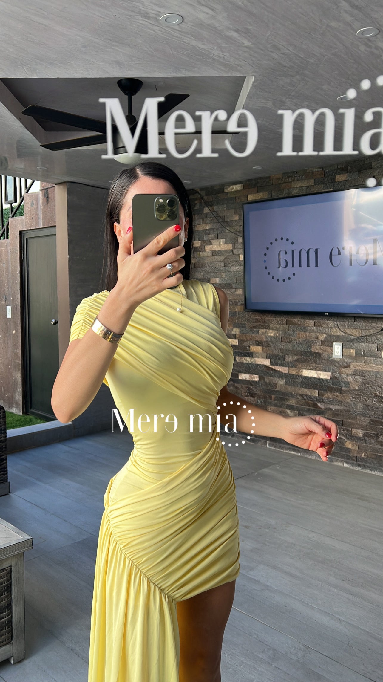 Vestido amarillo plisado hombro