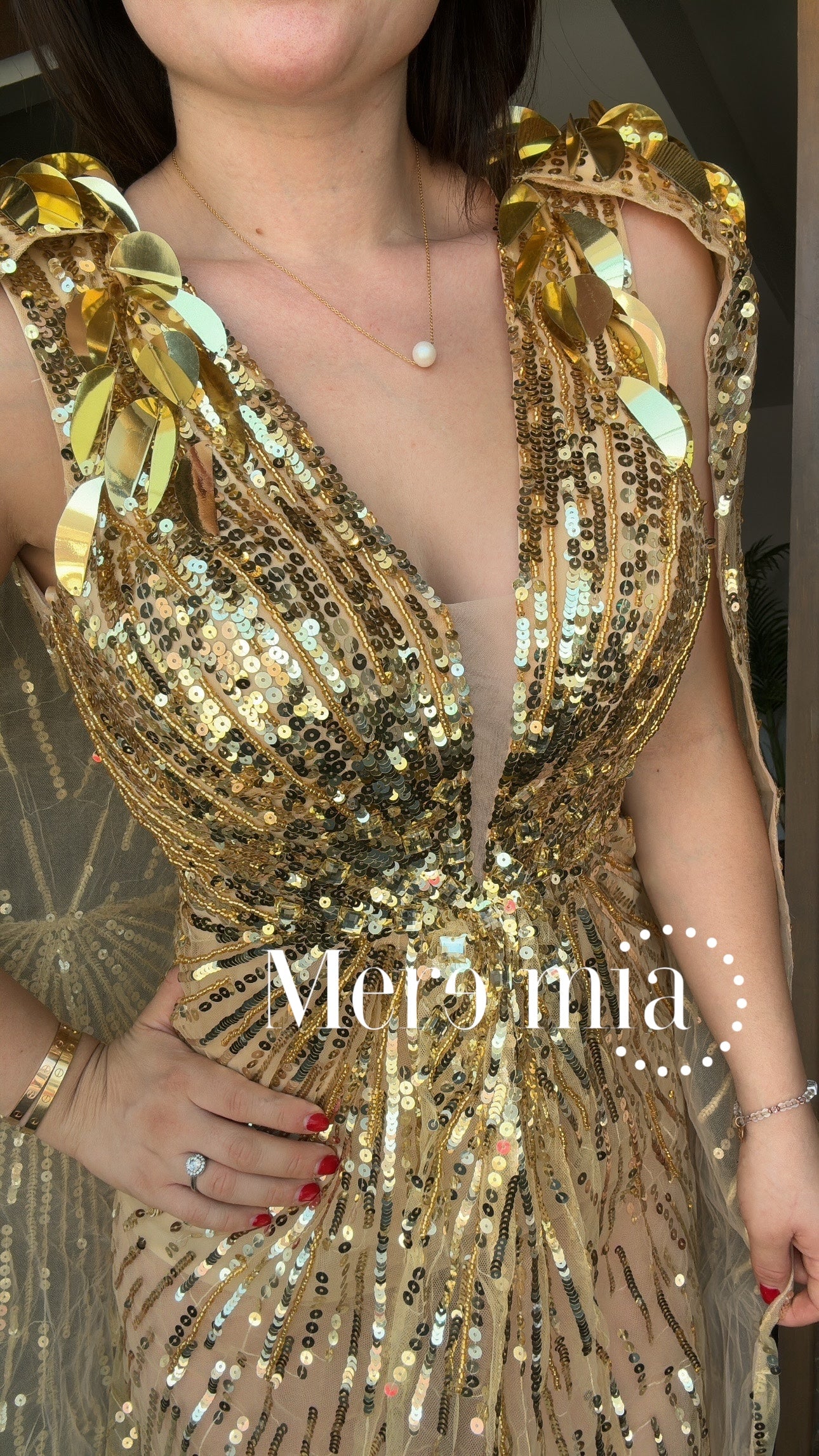 Vestido dorado capa larg