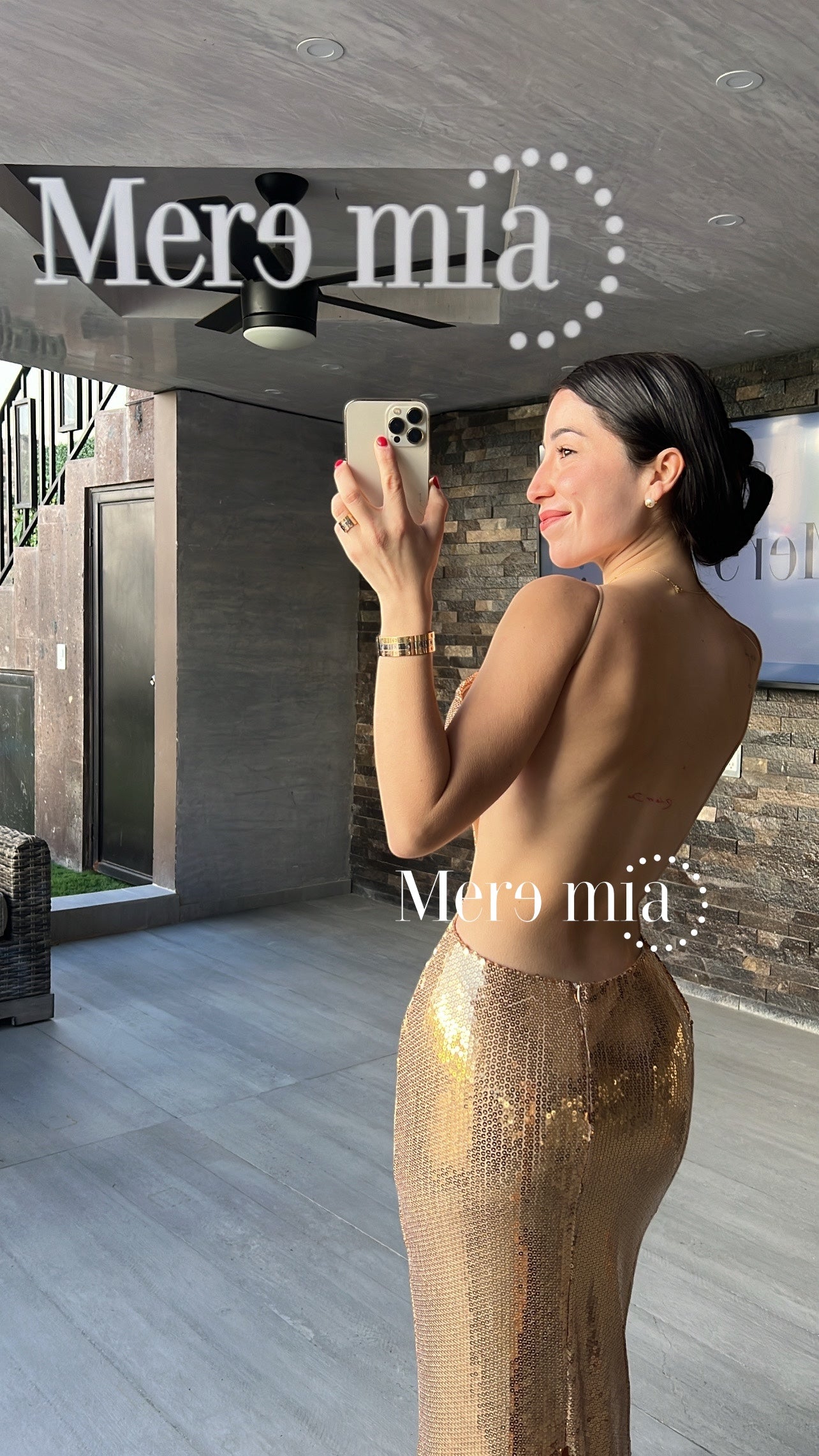 Vestido dorado abertura pecho